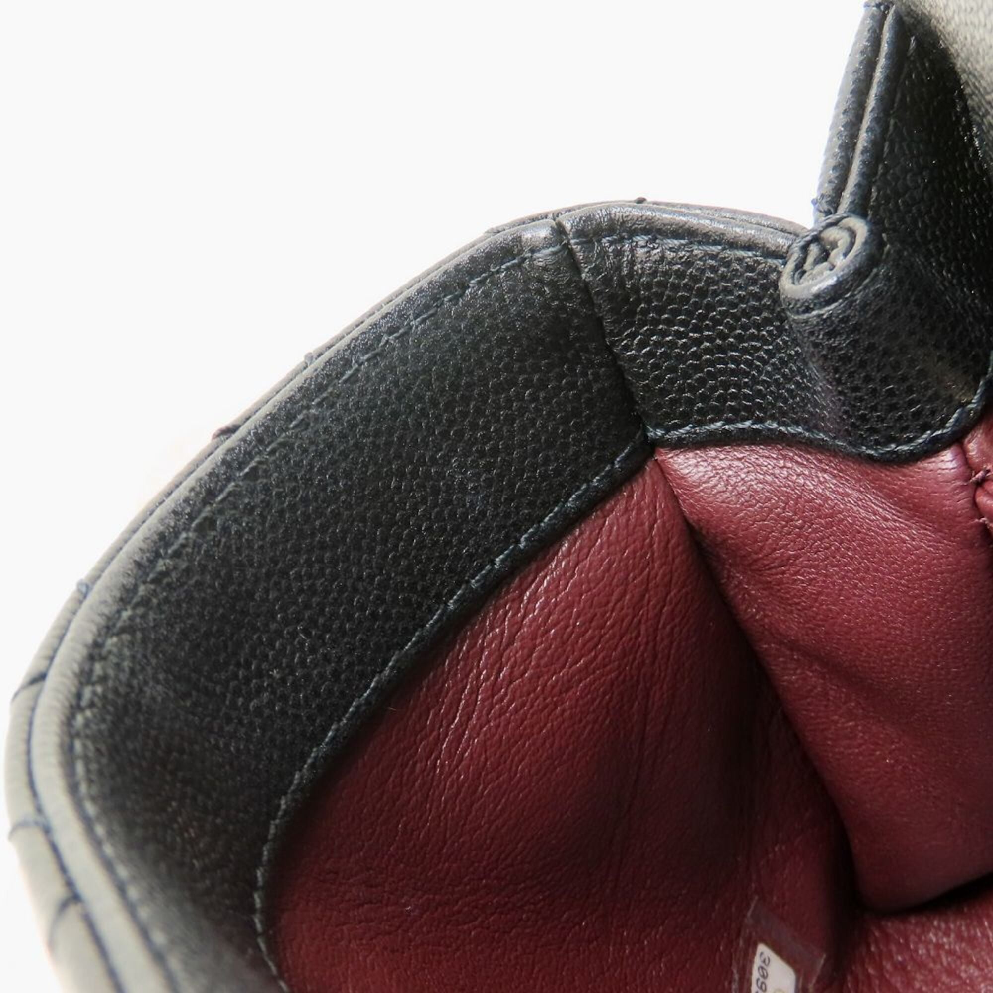 Chanel Black Grained Calfskin Handbag (Pre-Owned)