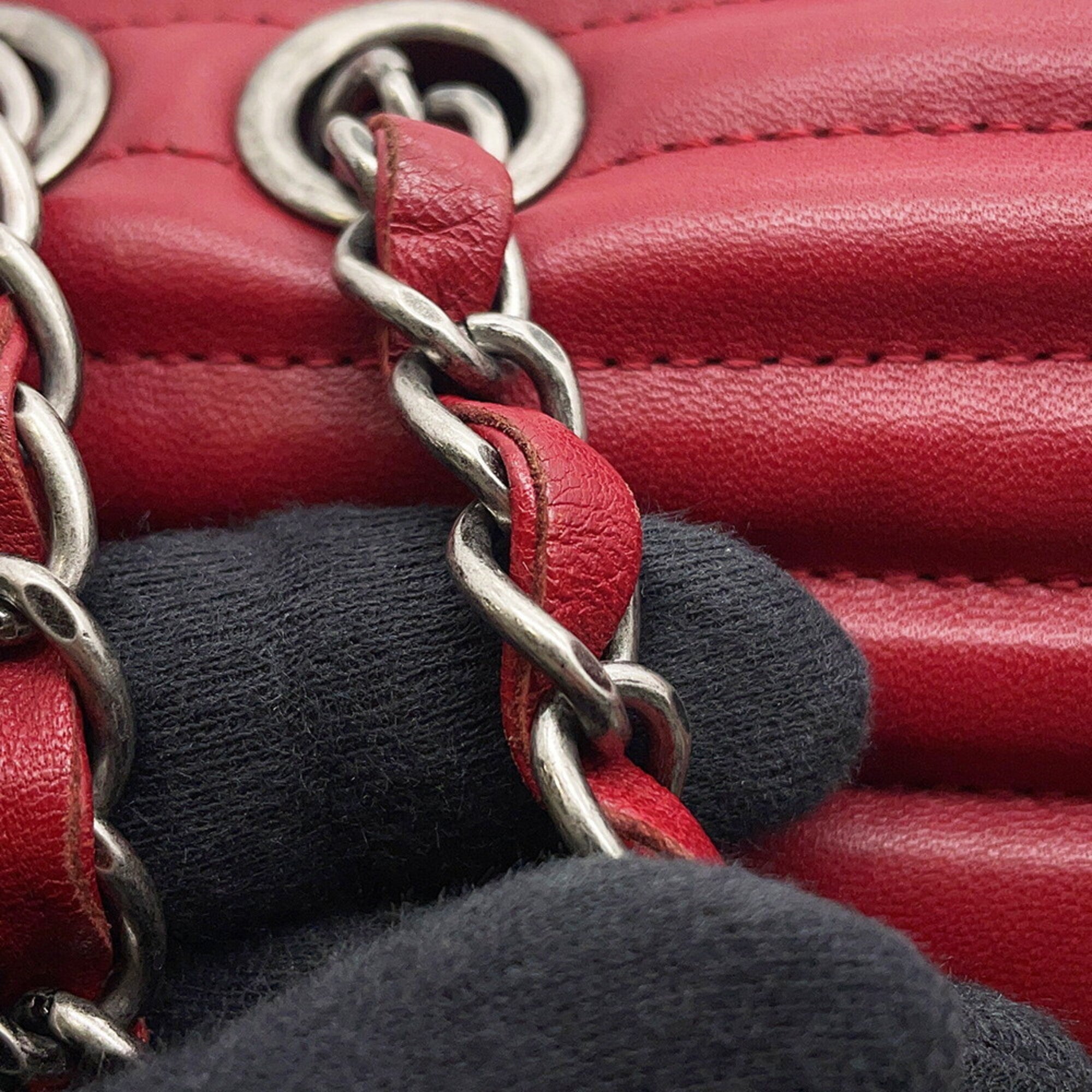Chanel Red Color Leather Shoulder Bag (Pre-Owned)