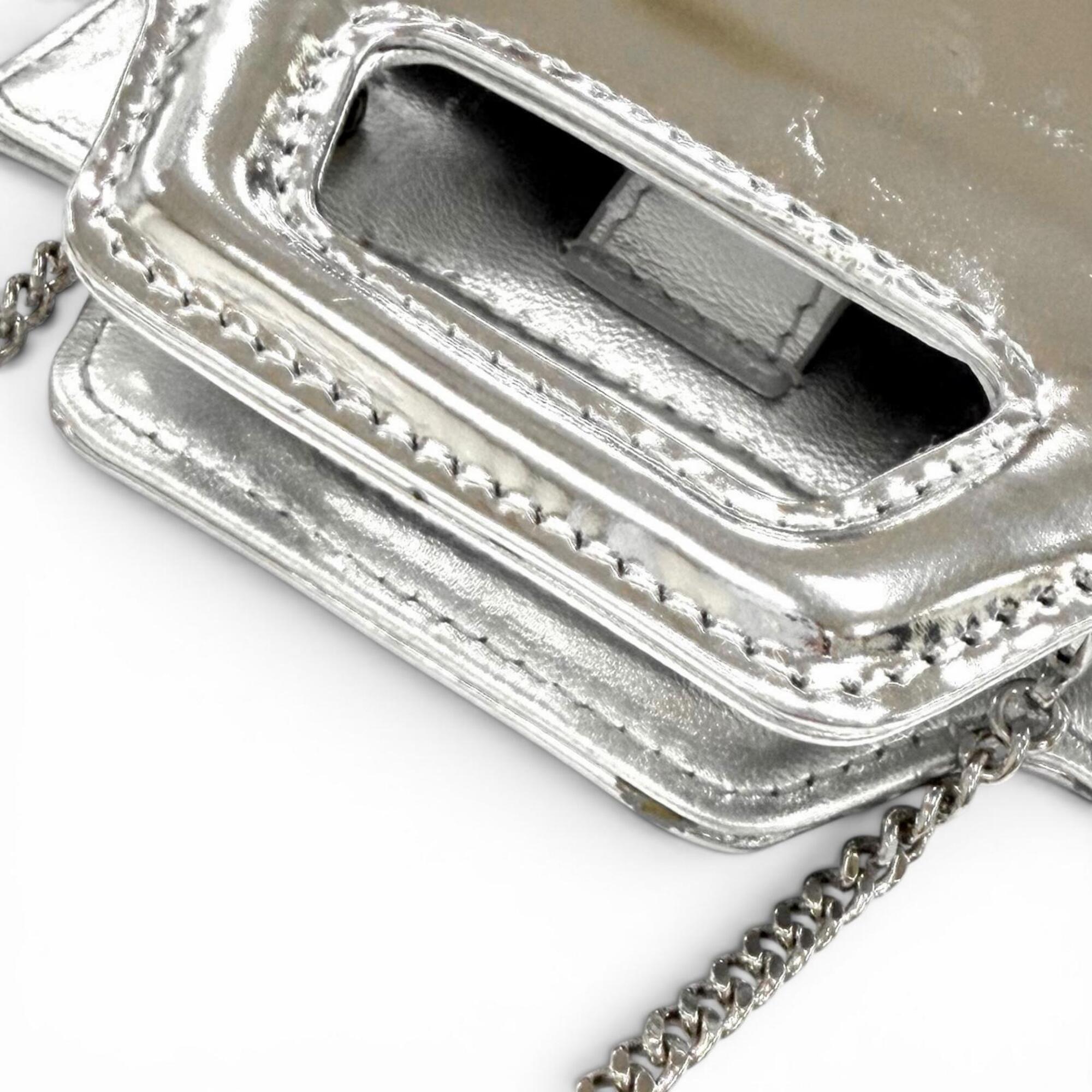 Salvatore Ferragamo Silver Leather Pouch Shoulder Bag (Pre-Owned)