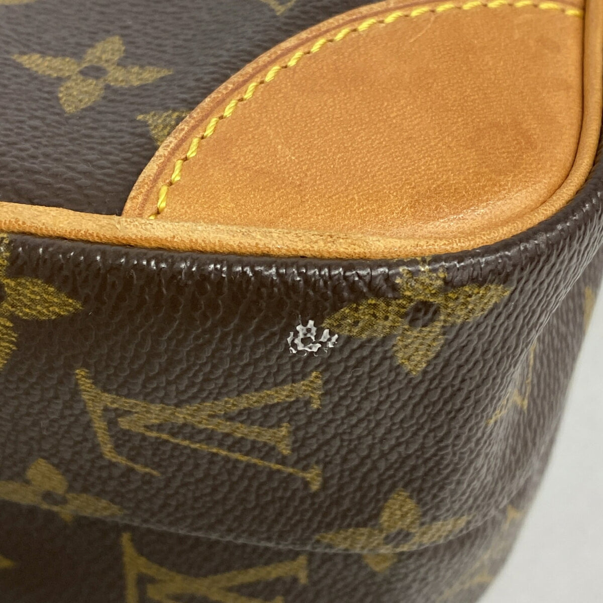 Louis Vuitton Brown Shoulder Bag (Pre-Owned)