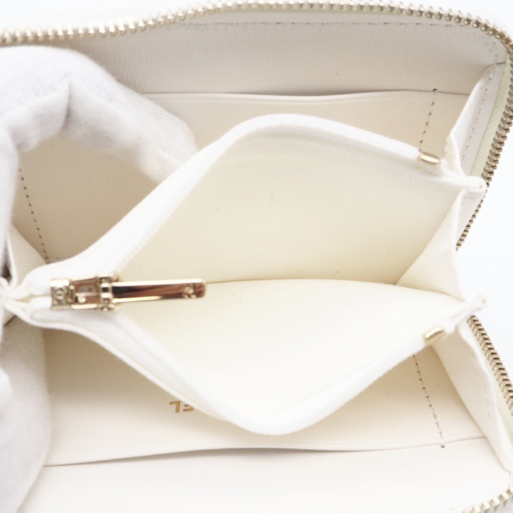 Chanel Matelasse White Leather Coin Purse/Coin Case (Pre-Owned)
