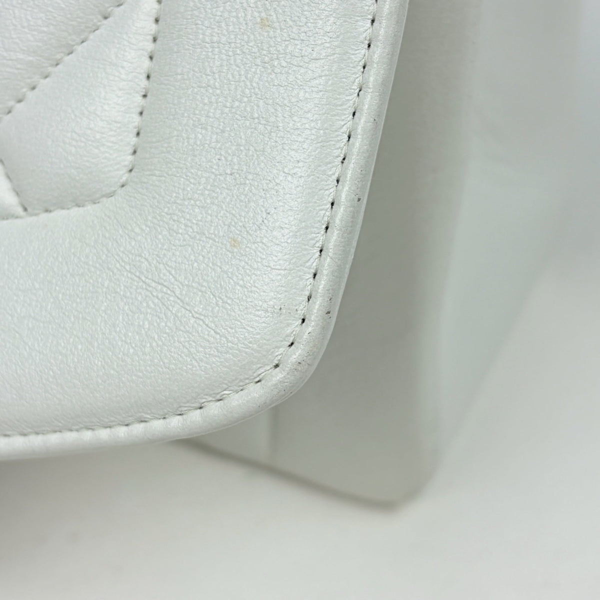 Chanel White Leather Shoulder Bag (Pre-Owned)