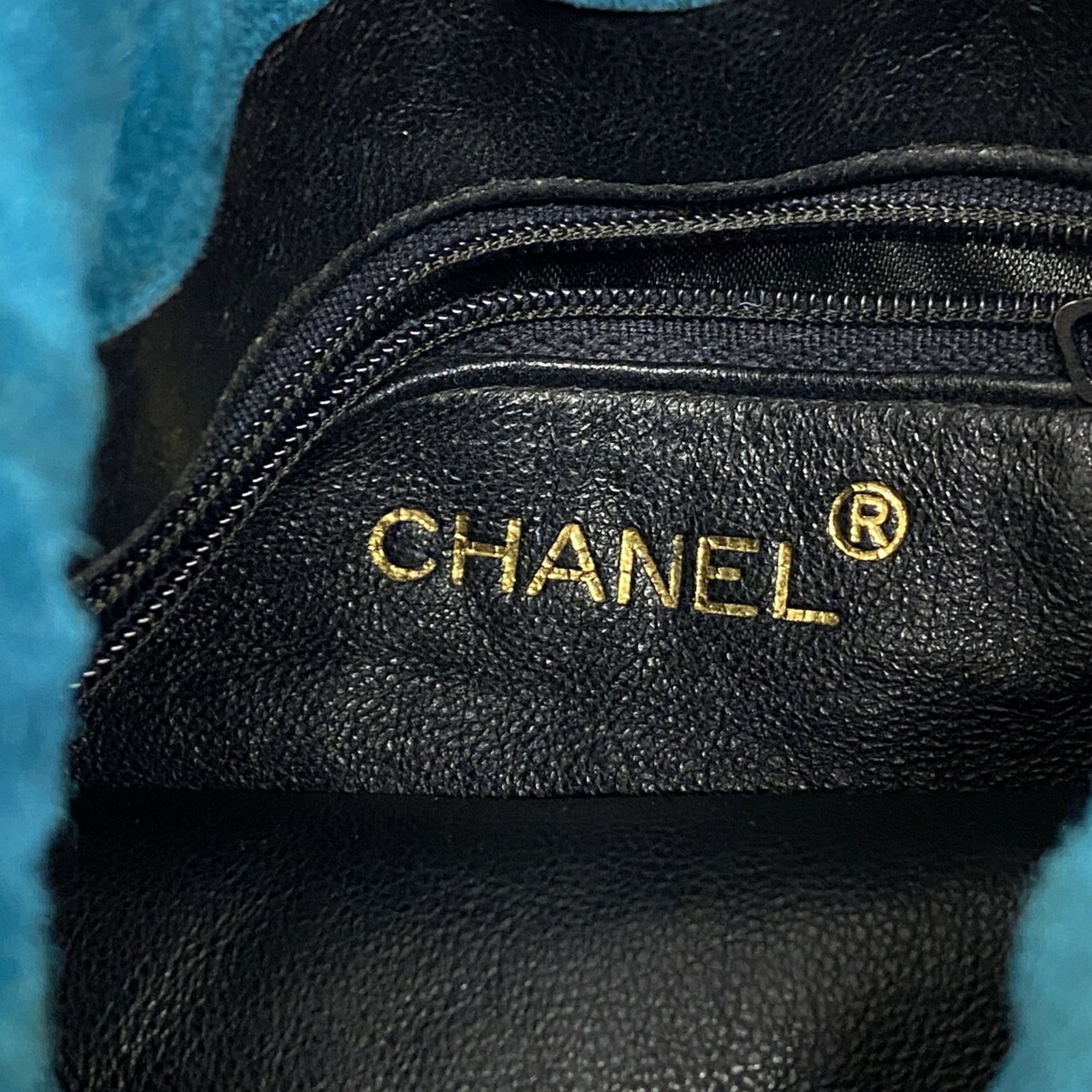 Chanel Blue Suede Shoulder Bag (Pre-Owned)