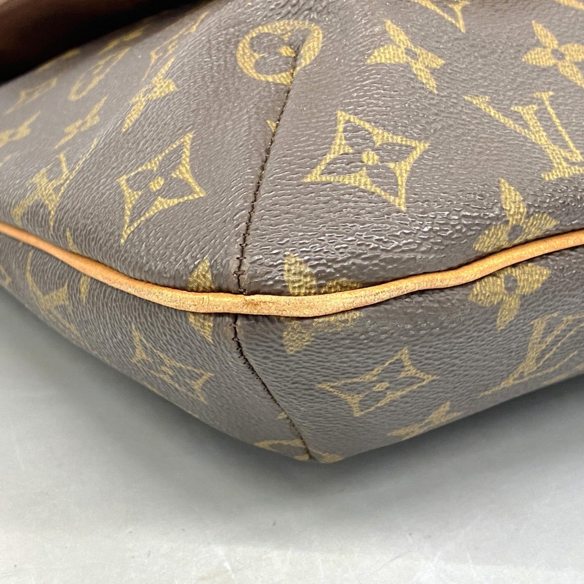 Louis Vuitton Brown Shoulder Bag (Pre-Owned)