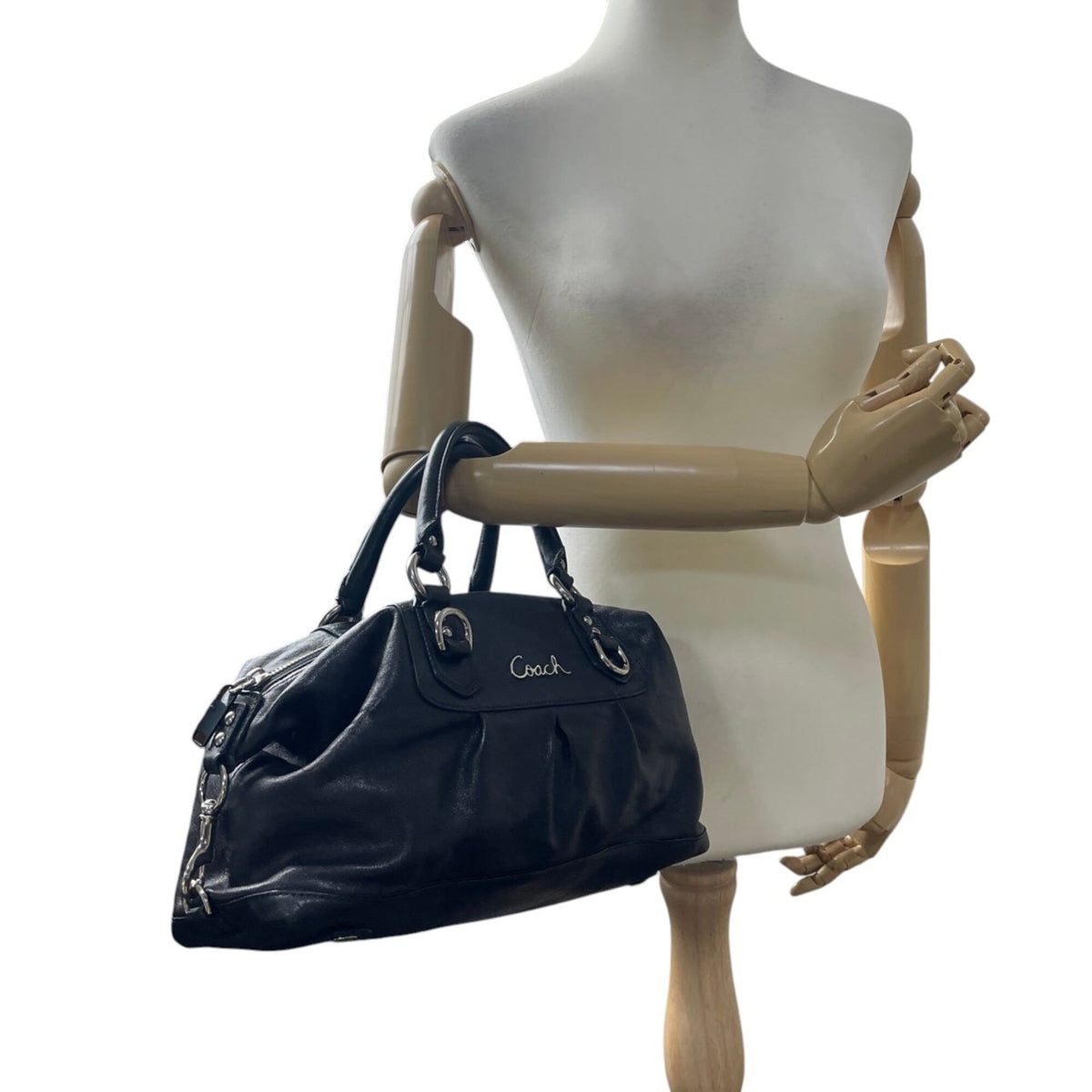 Coach Black Leather Handbag Shoulder Bag (Pre-Owned)