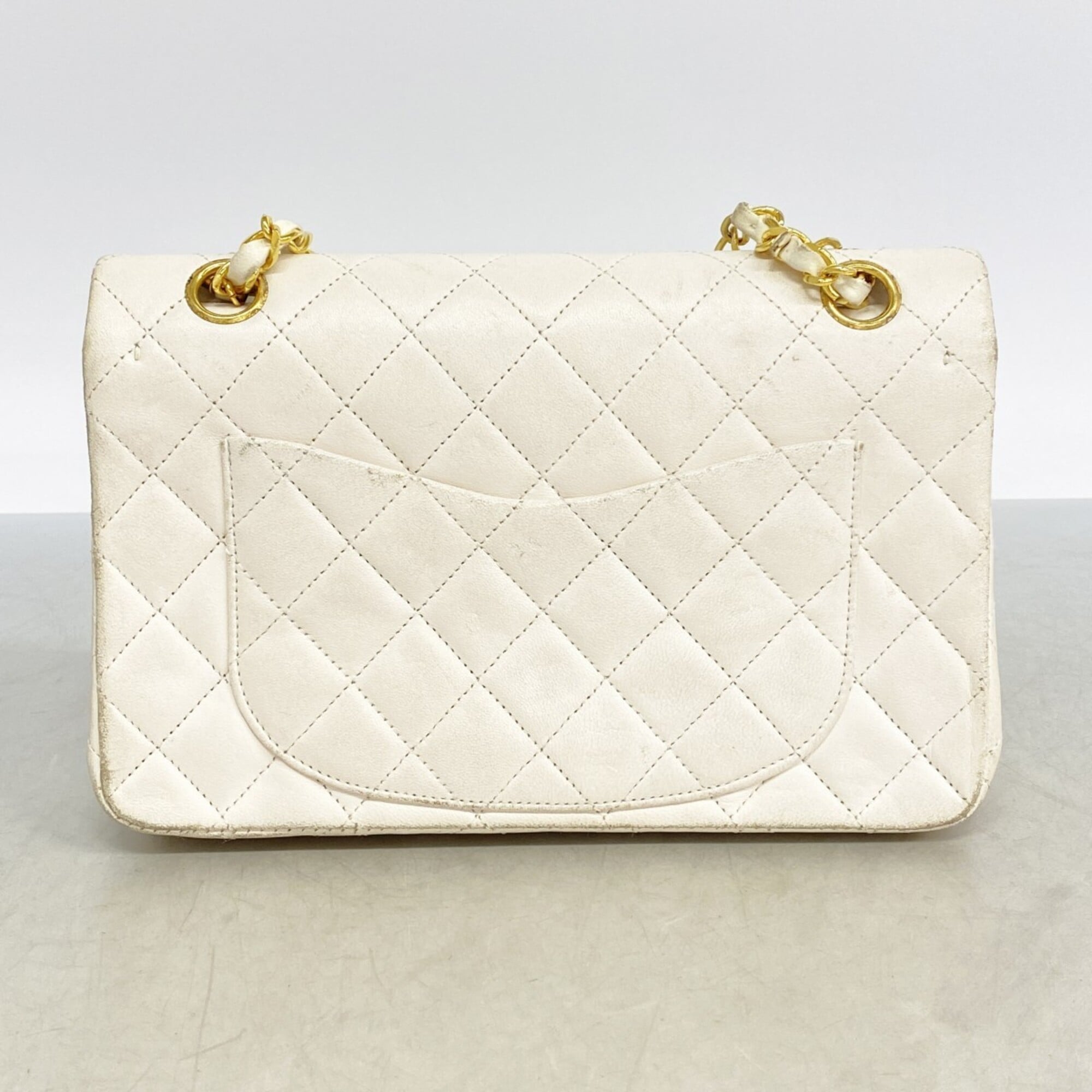 Chanel White Leather Shoulder Bag (Pre-Owned)