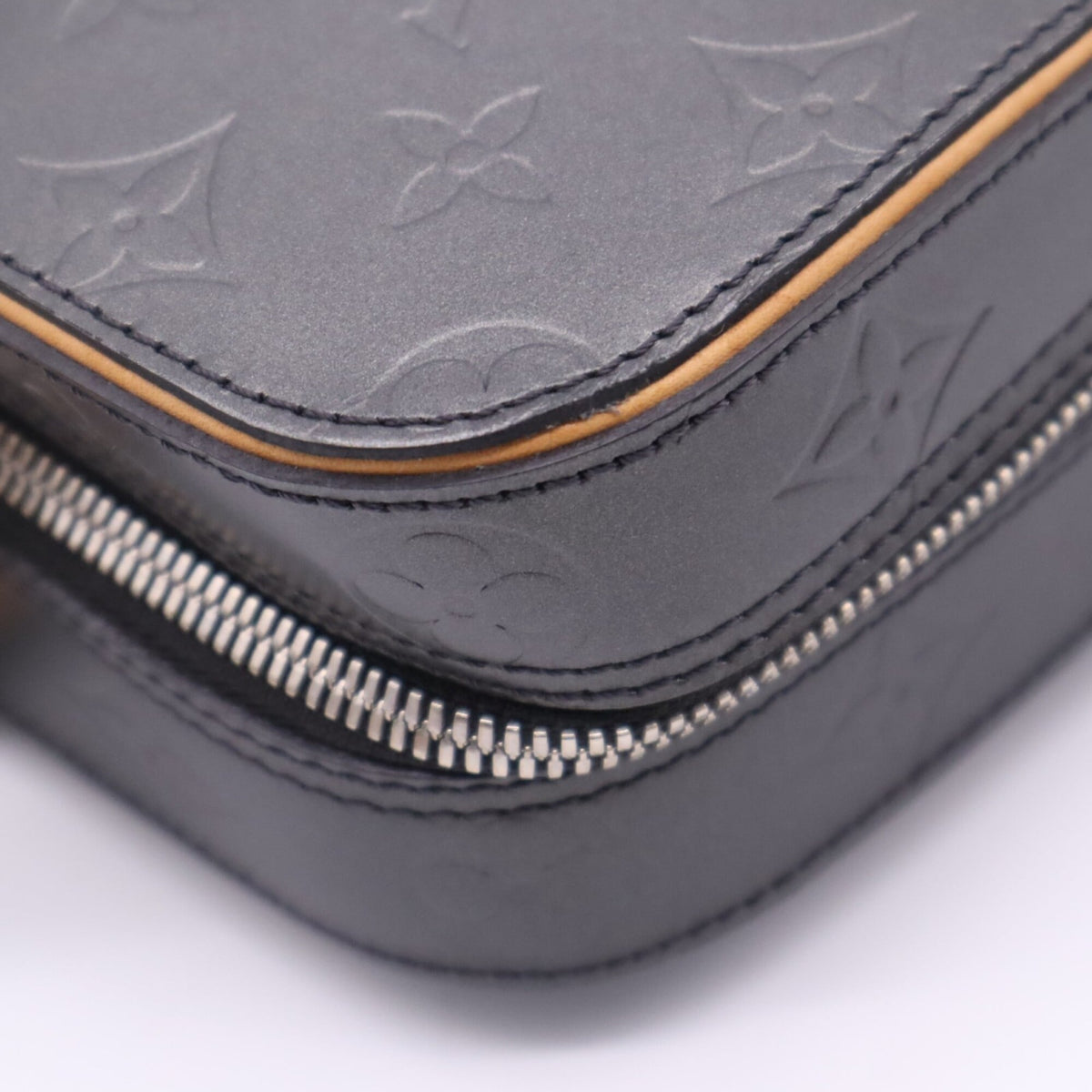 Louis Vuitton Gray Leather Handbag (Pre-Owned)