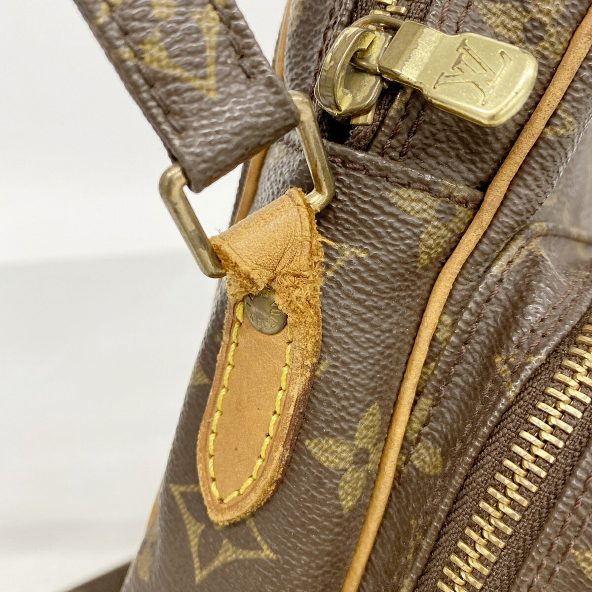 Louis Vuitton Brown Shoulder Bag (Pre-Owned)