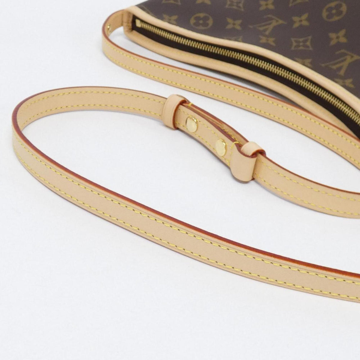 Louis Vuitton Marron Coated Canvas Shoulder Bag (Pre-Owned)