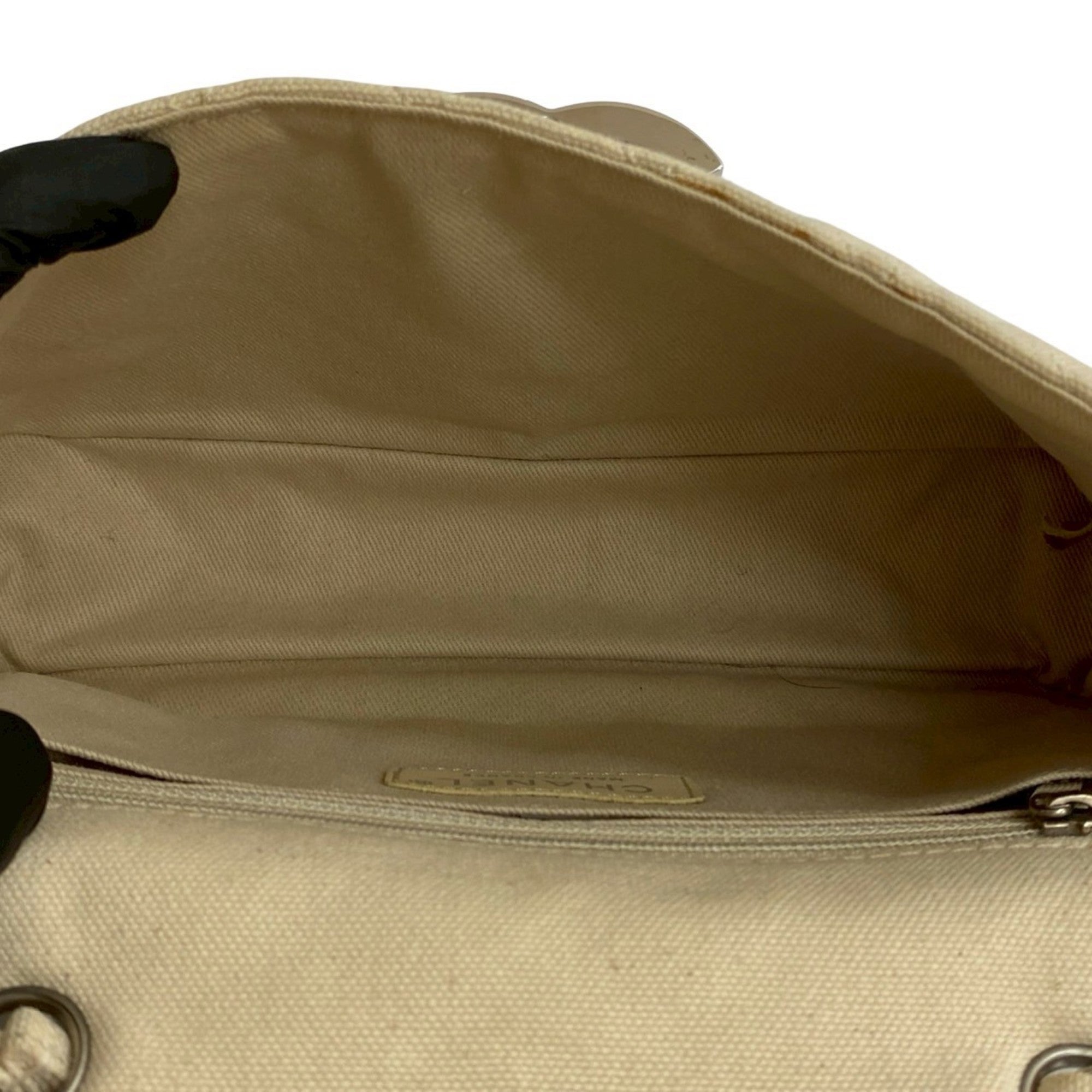 Chanel White Canvas Shoulder Bag (Pre-Owned)