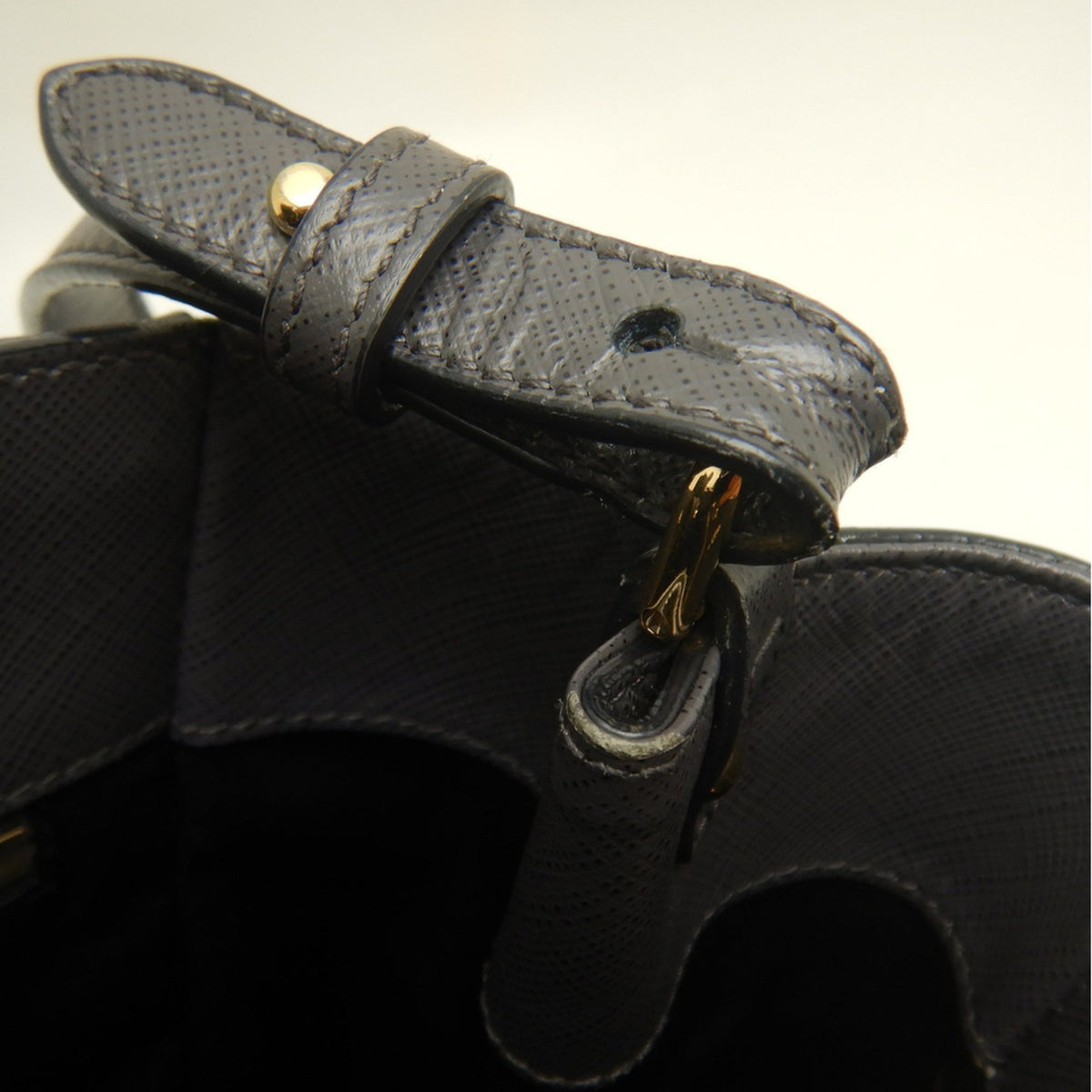 Salvatore Ferragamo Vara Gray Leather Handbag (Pre-Owned)