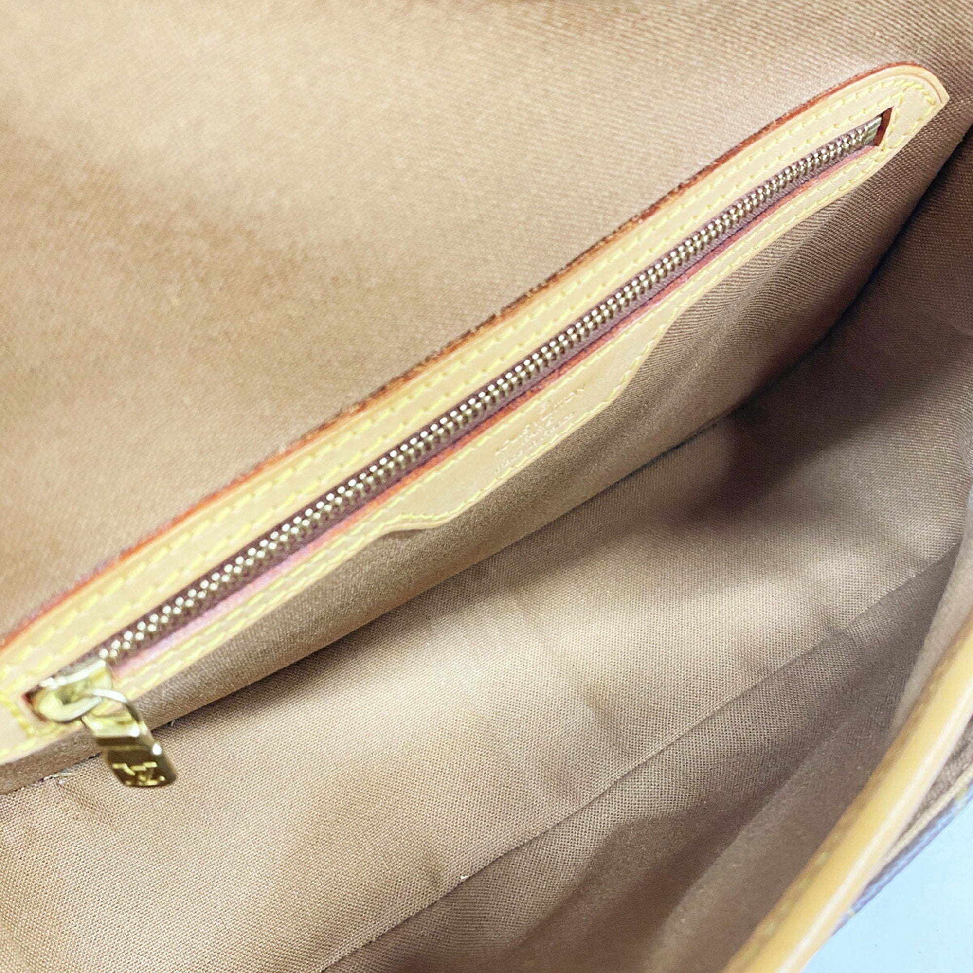 Louis Vuitton Brown Shoulder Bag (Pre-Owned)