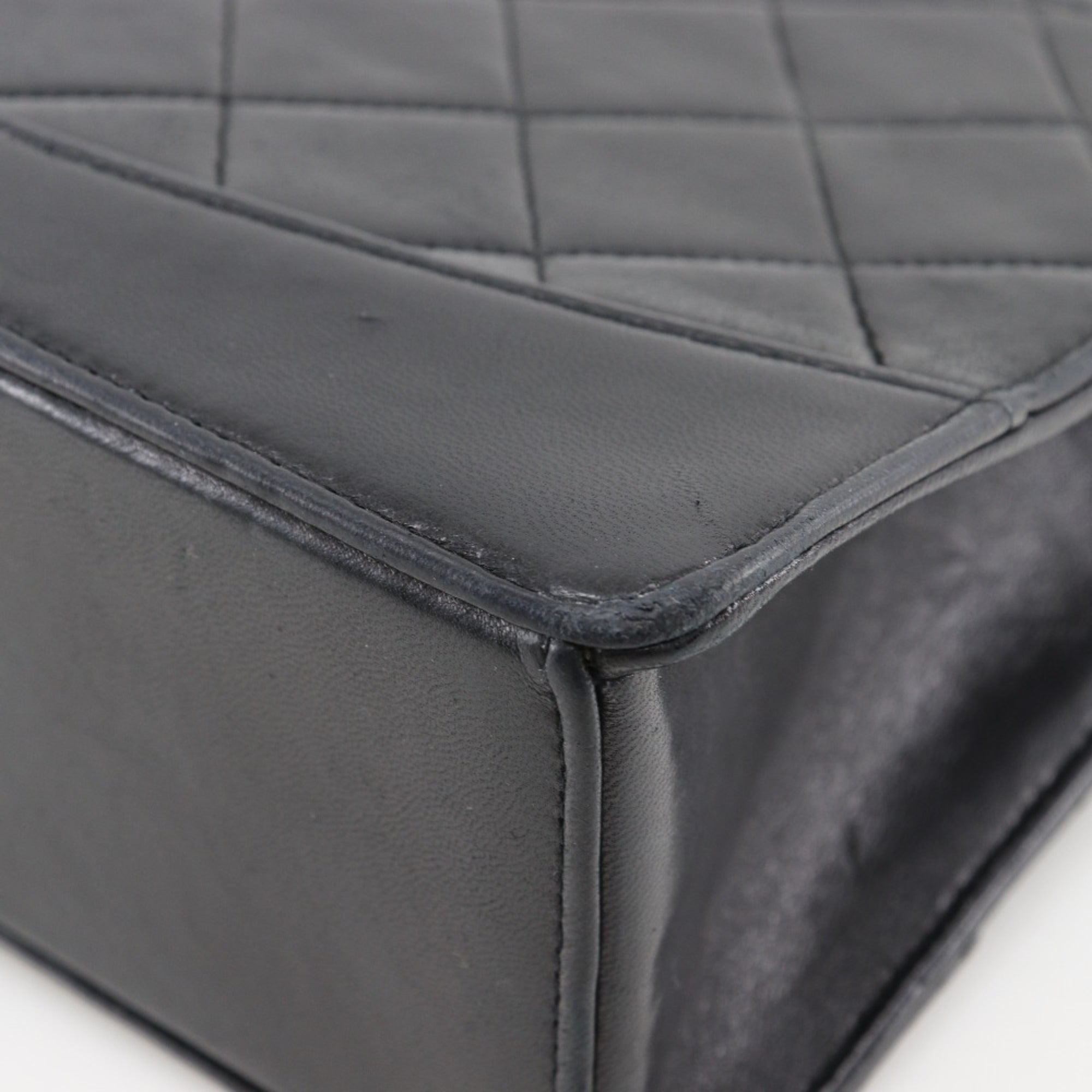 Chanel Black Leather Shoulder Bag (Pre-Owned)