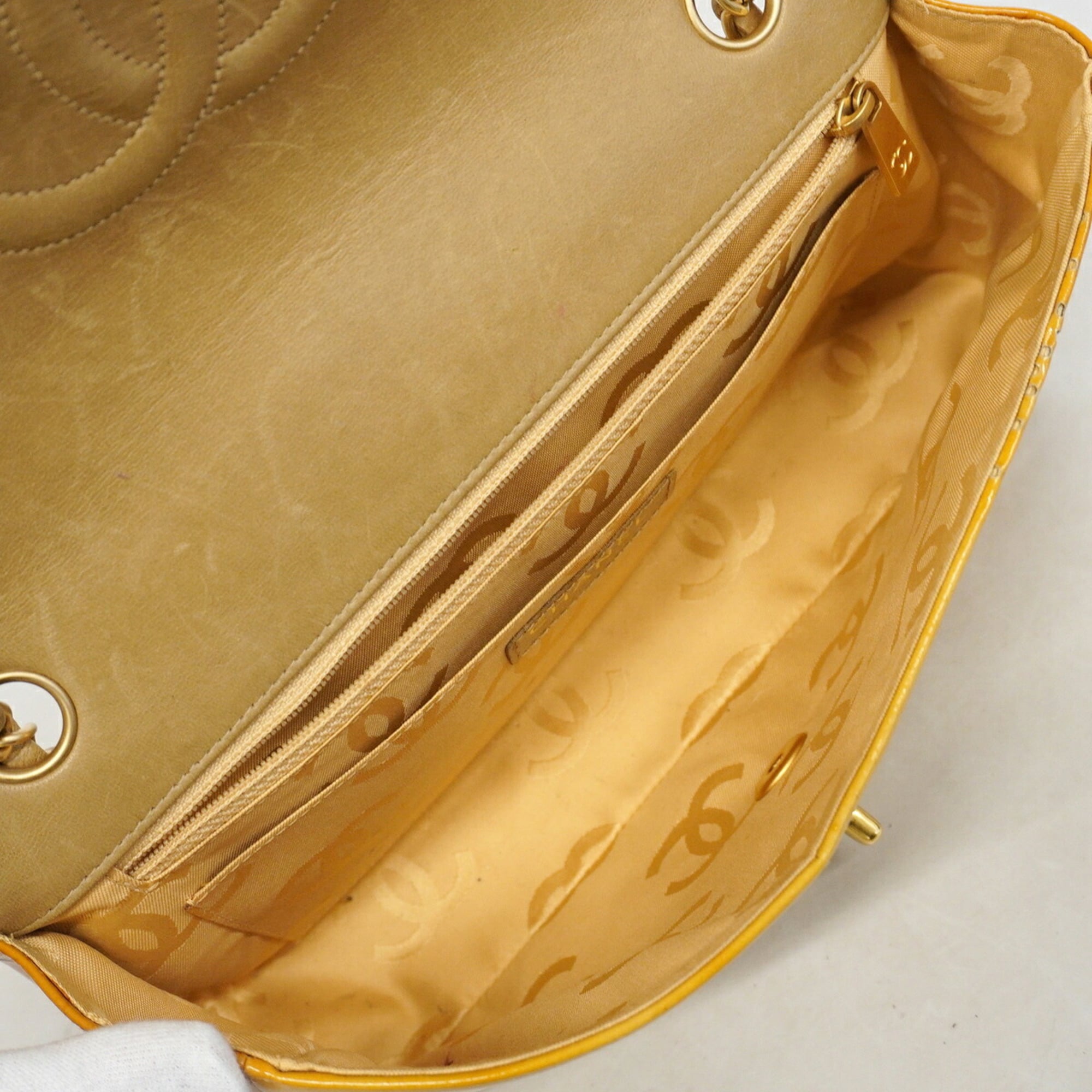 Chanel Yellow Patent Leather Shoulder Bag (Pre-Owned)