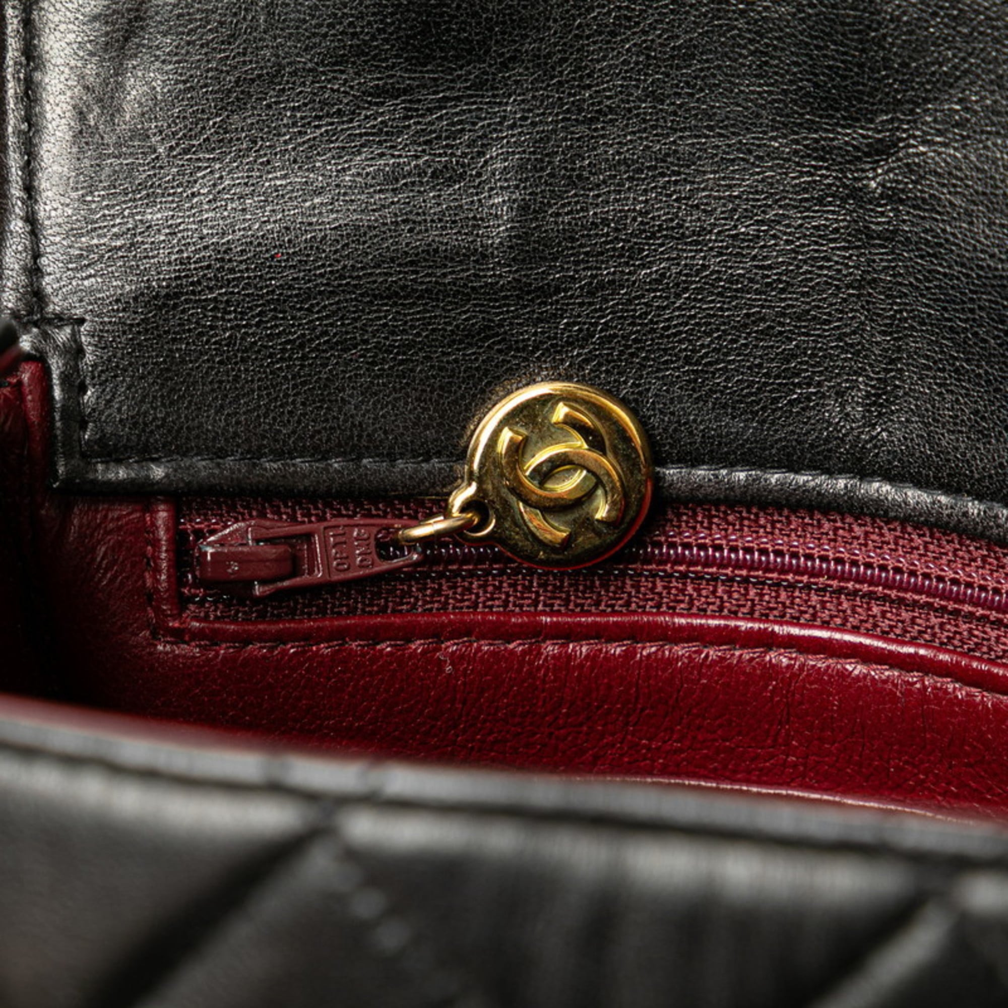 Chanel Black Leather Shoulder Bag (Pre-Owned)
