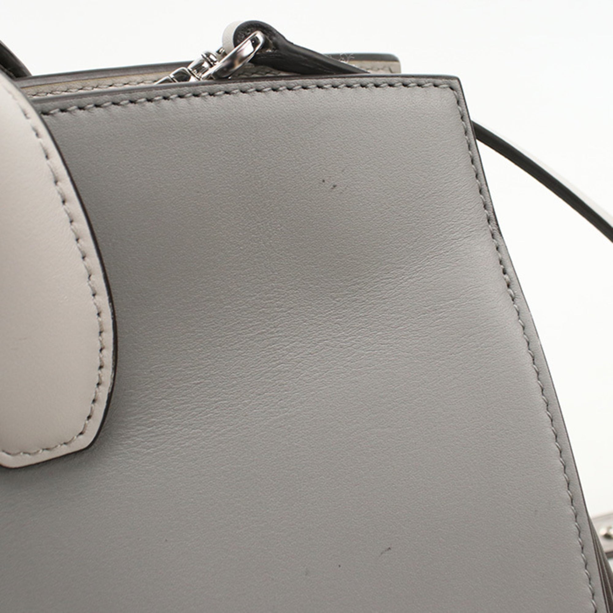 Salvatore Ferragamo Gray Leather Handbag (Pre-Owned)