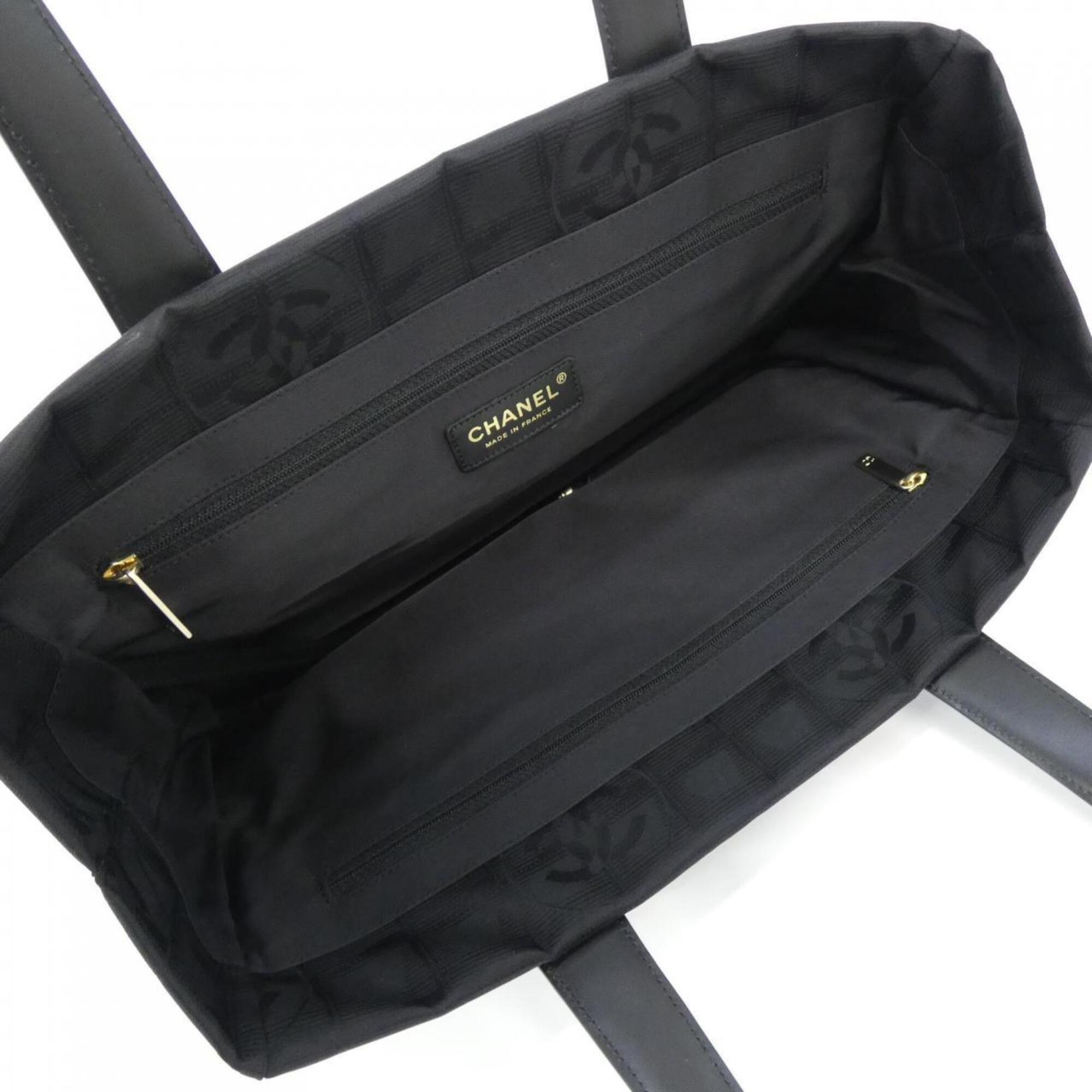 Chanel Black Nylon Handbag (Pre-Owned)