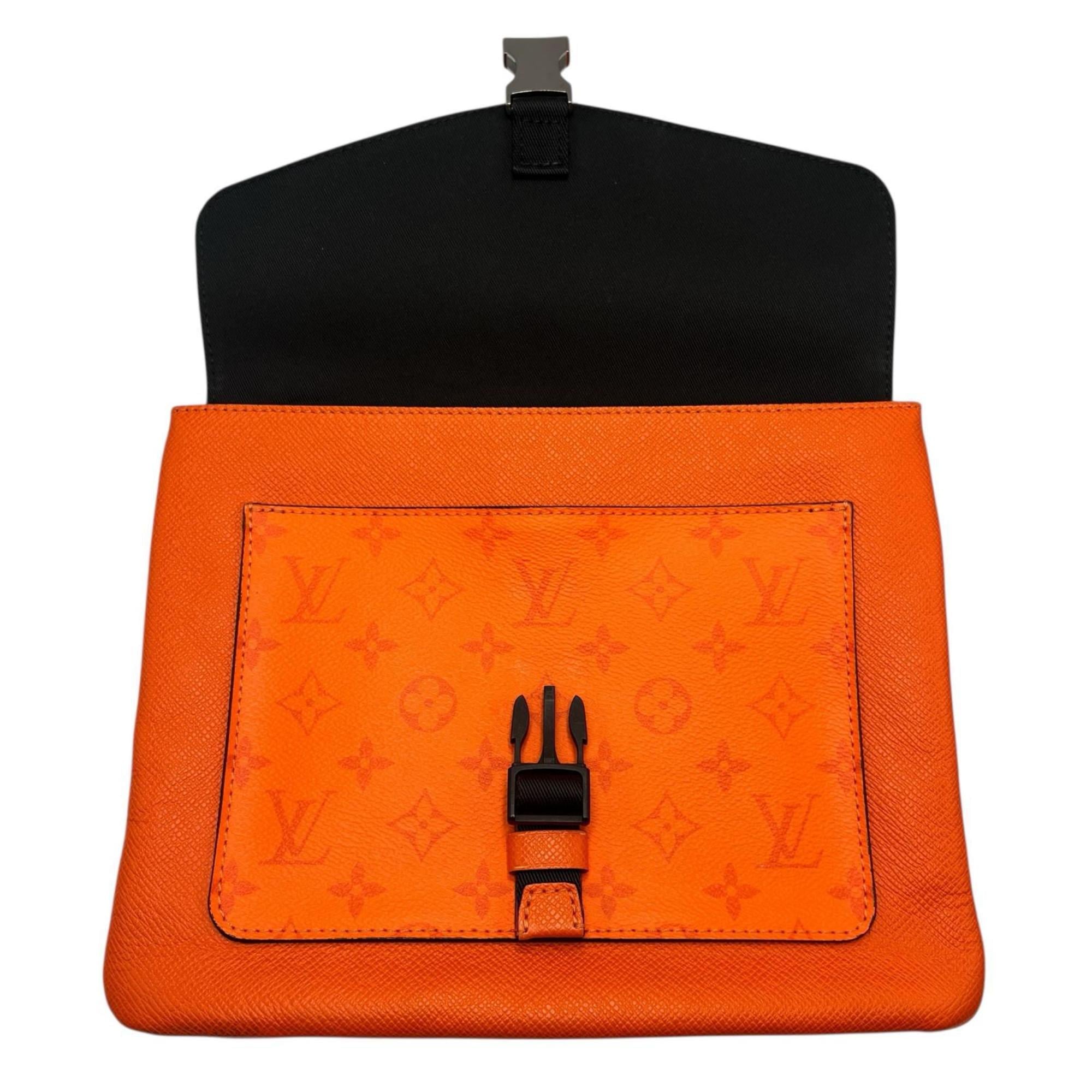 Louis Vuitton Taigarama Messenger Bag Shoulder Bag (Pre-Owned)