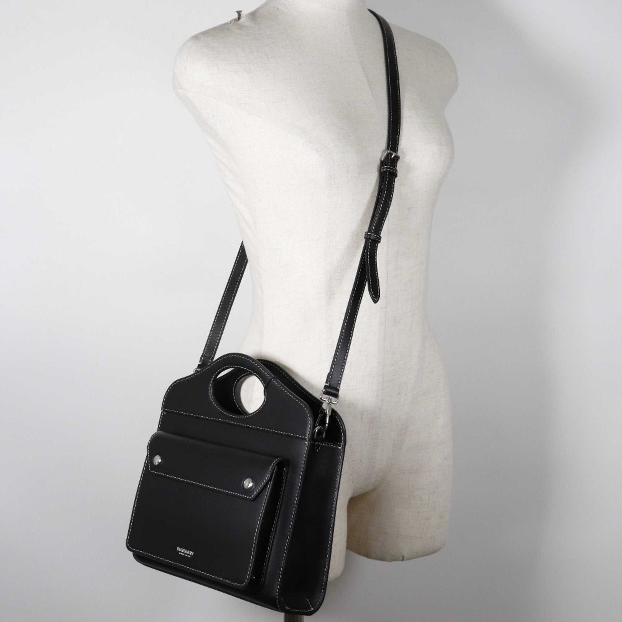 Burberry Black Leather Handbag (Pre-Owned)