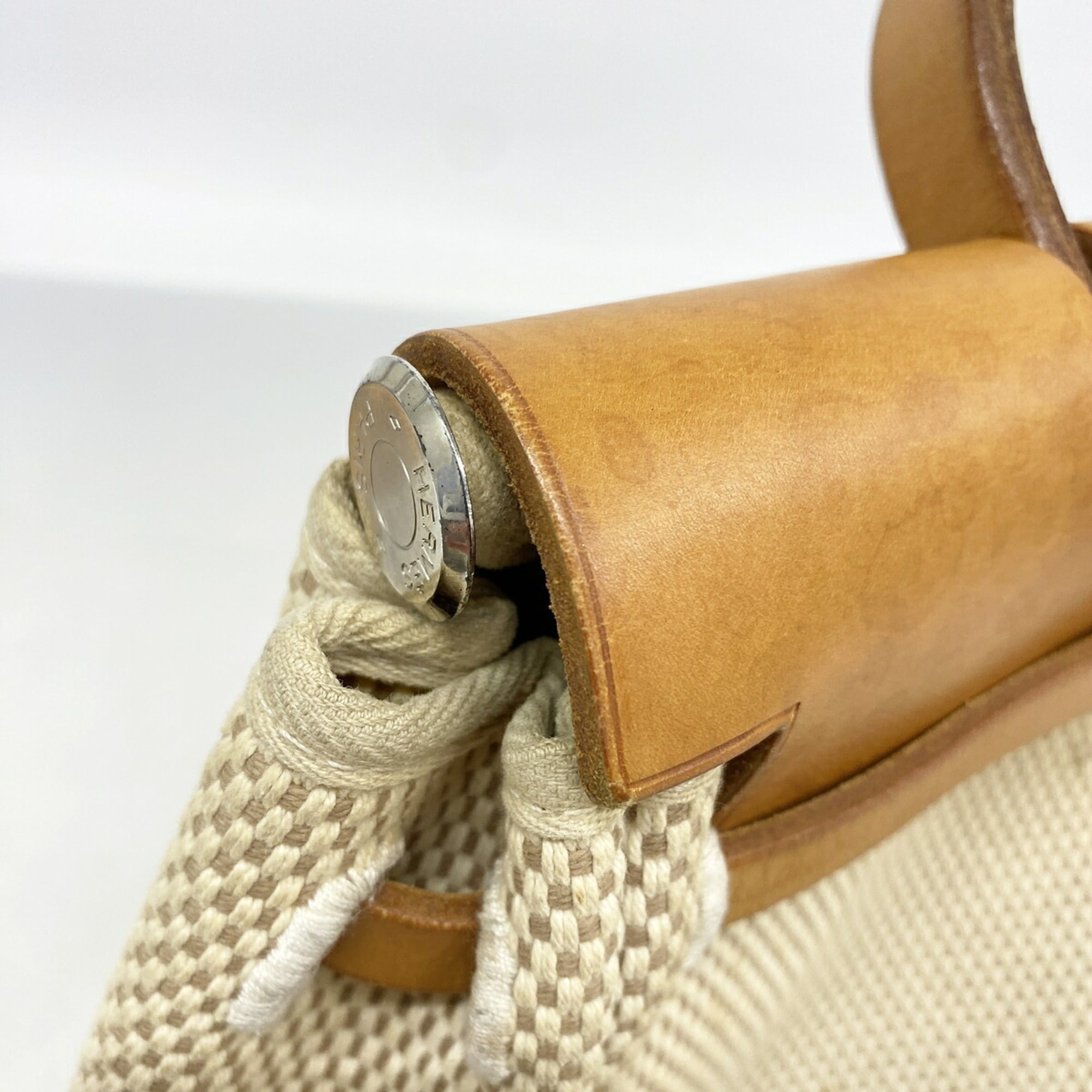 Hermes Natural Handbag (Pre-Owned)