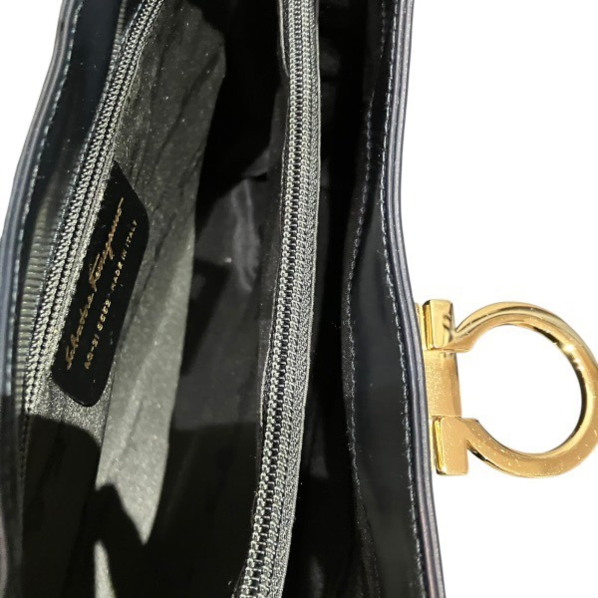 Salvatore Ferragamo Black Leather Shoulder Bag (Pre-Owned)