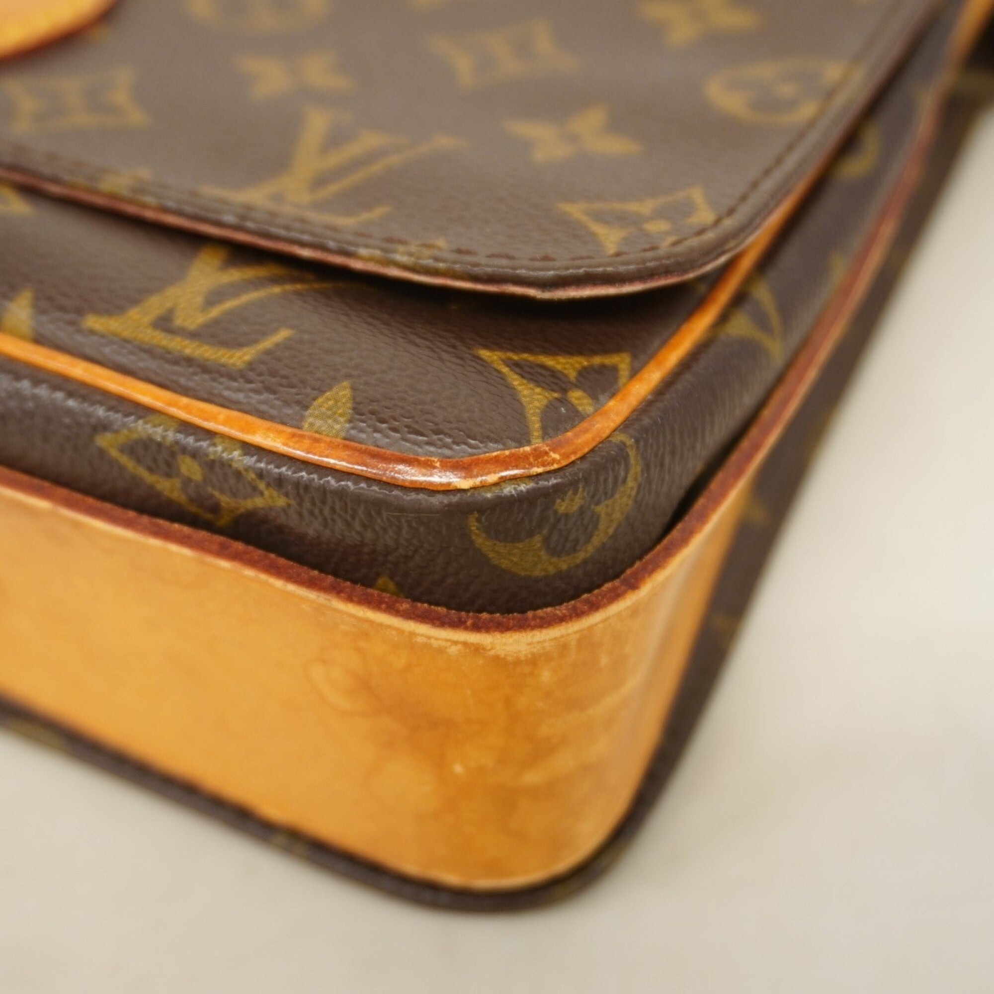 Louis Vuitton Brown Shoulder Bag (Pre-Owned)