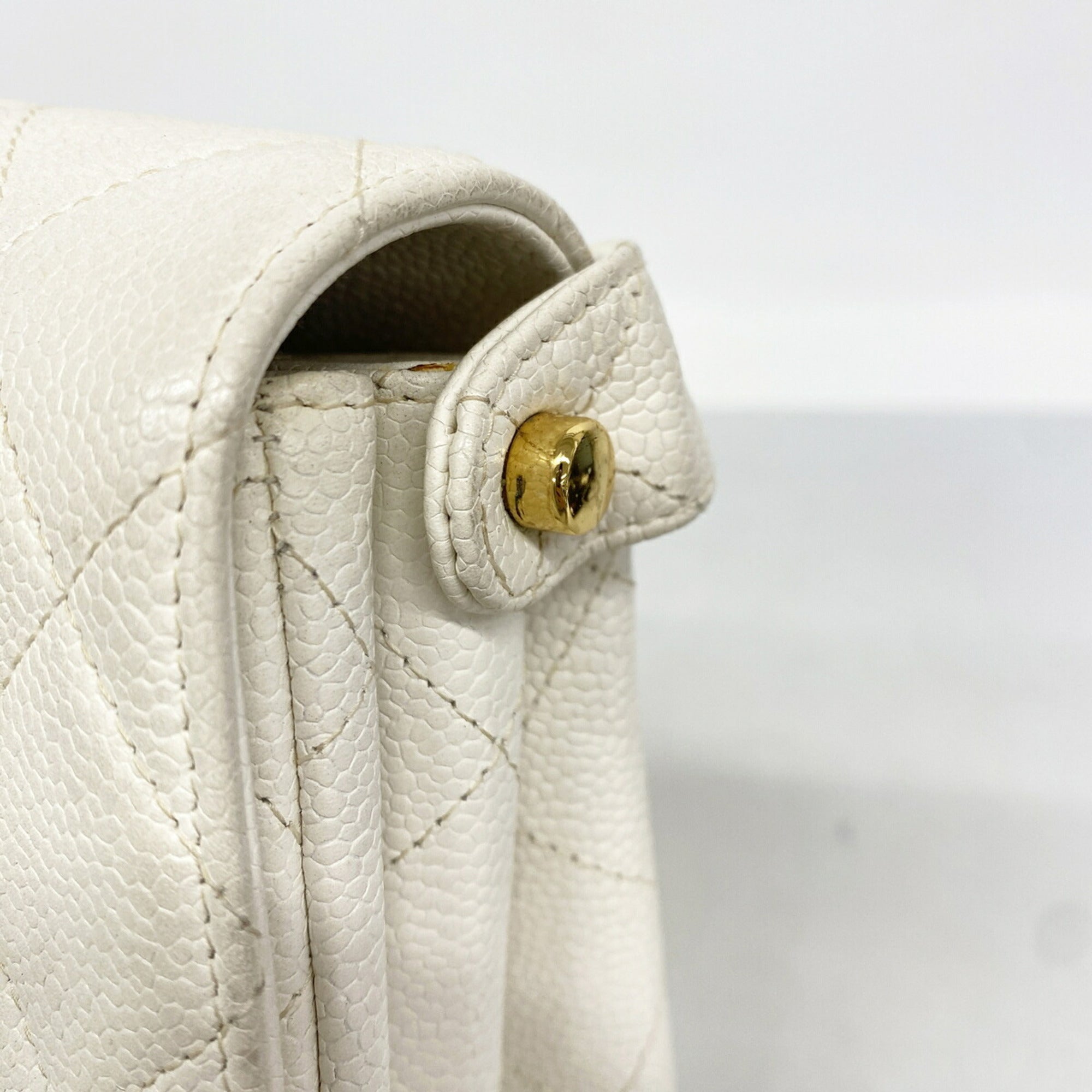 Chanel White Grained Calfskin Shoulder Bag (Pre-Owned)