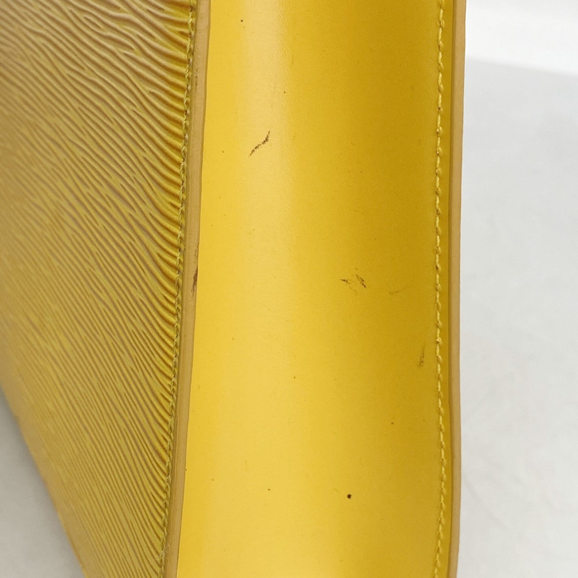 Louis Vuitton Jaune Handbag (Pre-Owned)