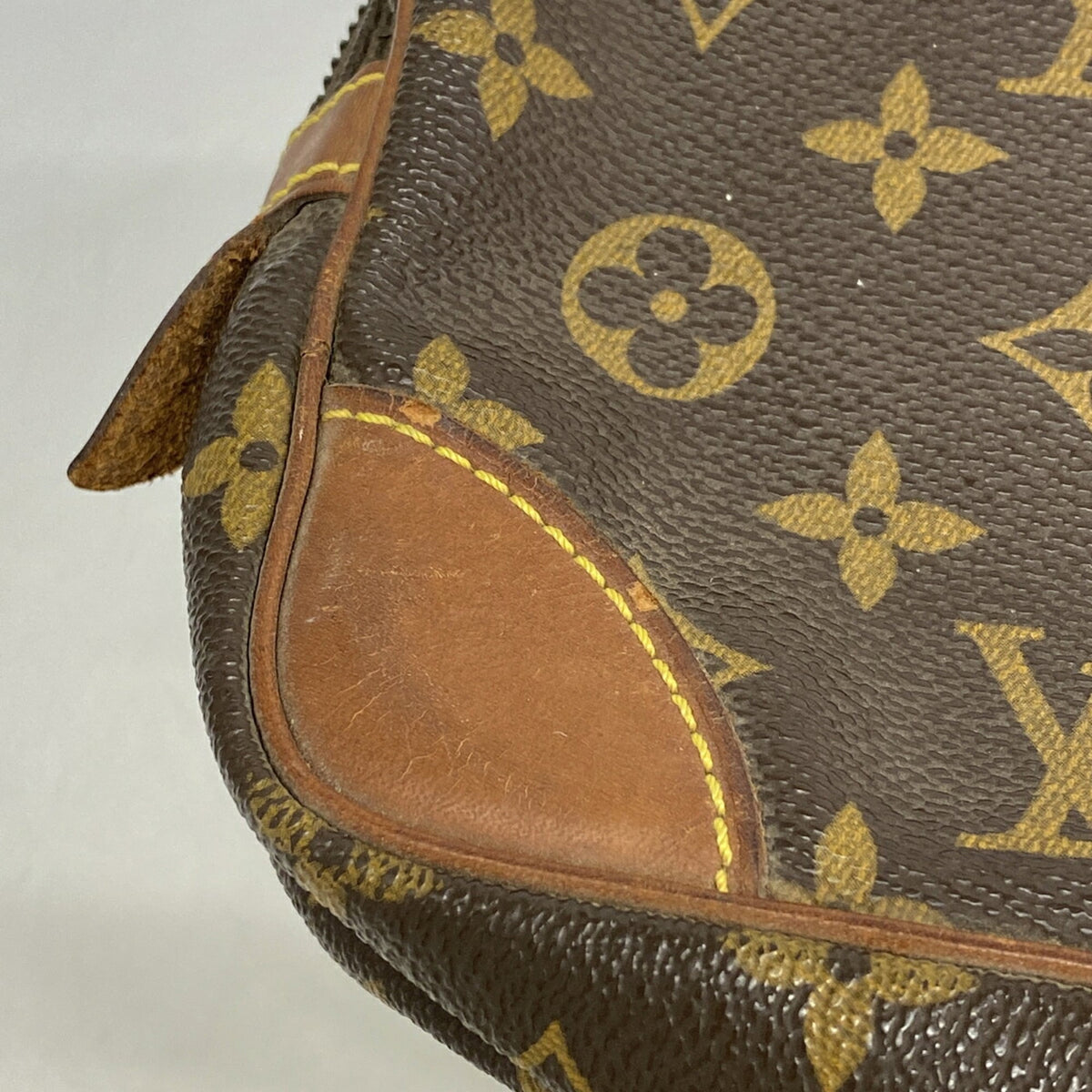 Louis Vuitton Brown Clutch Bag (Pre-Owned)