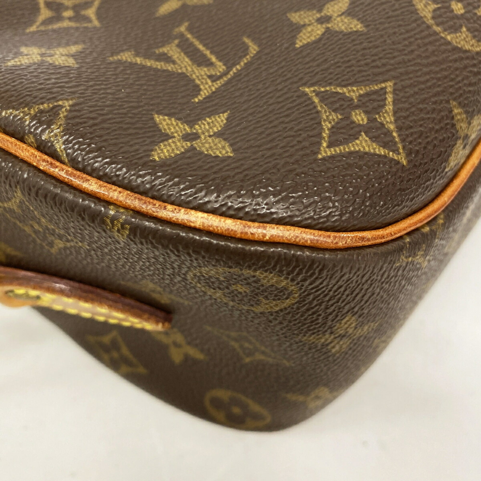 Louis Vuitton Brown Shoulder Bag (Pre-Owned)