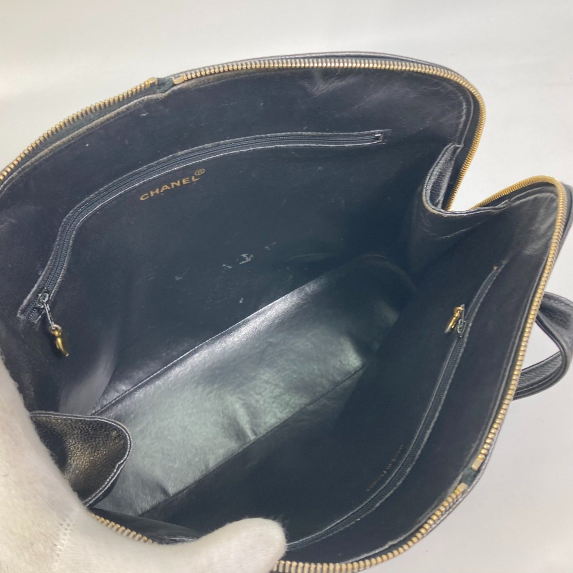 Chanel Black Leather Shoulder Bag (Pre-Owned)