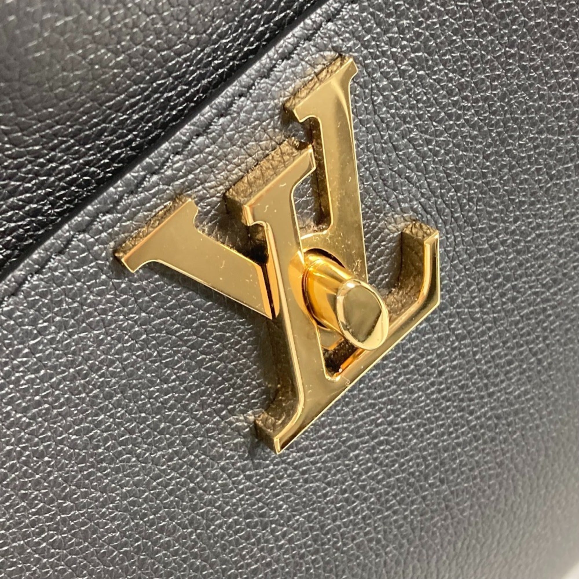 Louis Vuitton Black Leather Shoulder Bag (Pre-Owned)