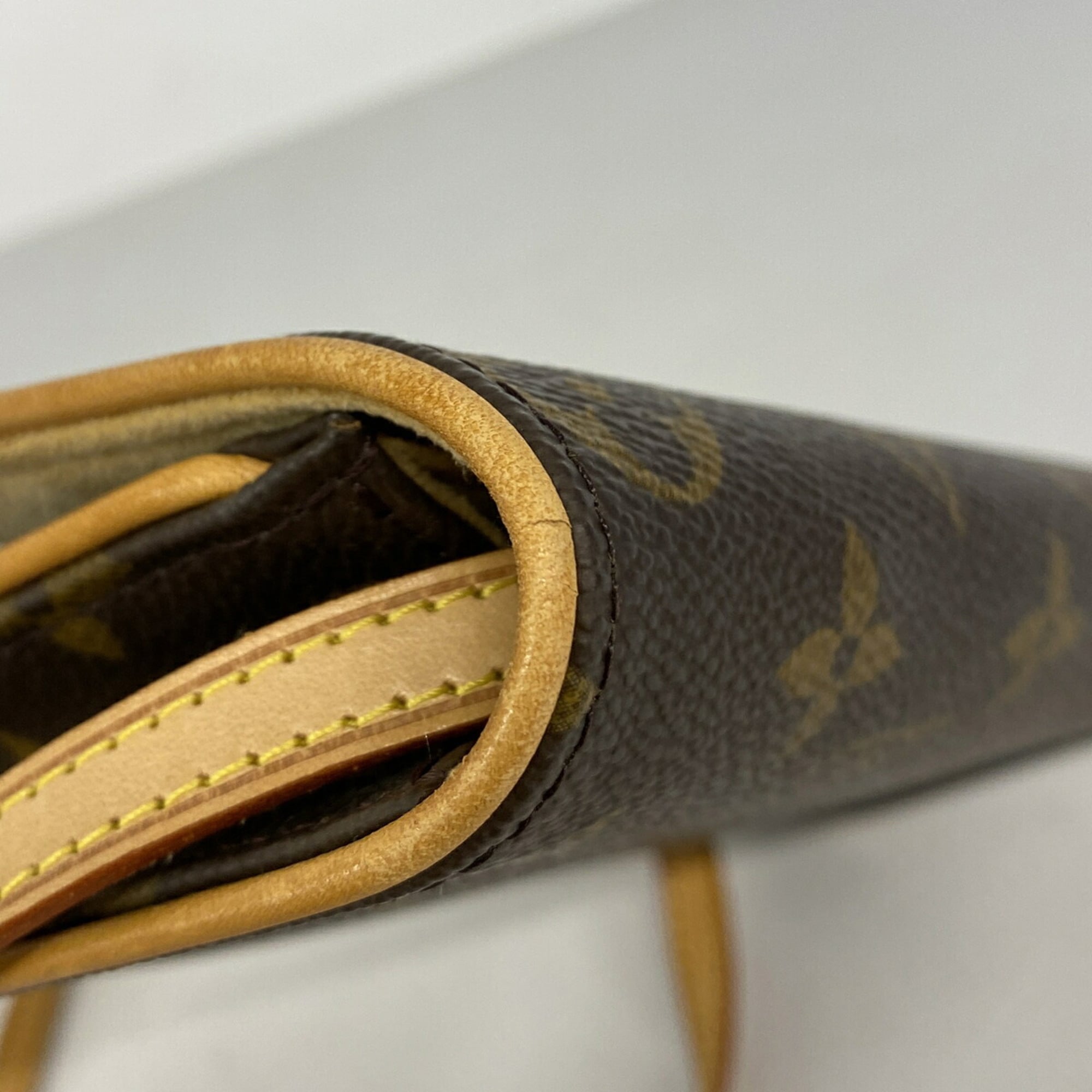 Louis Vuitton Brown Shoulder Bag (Pre-Owned)