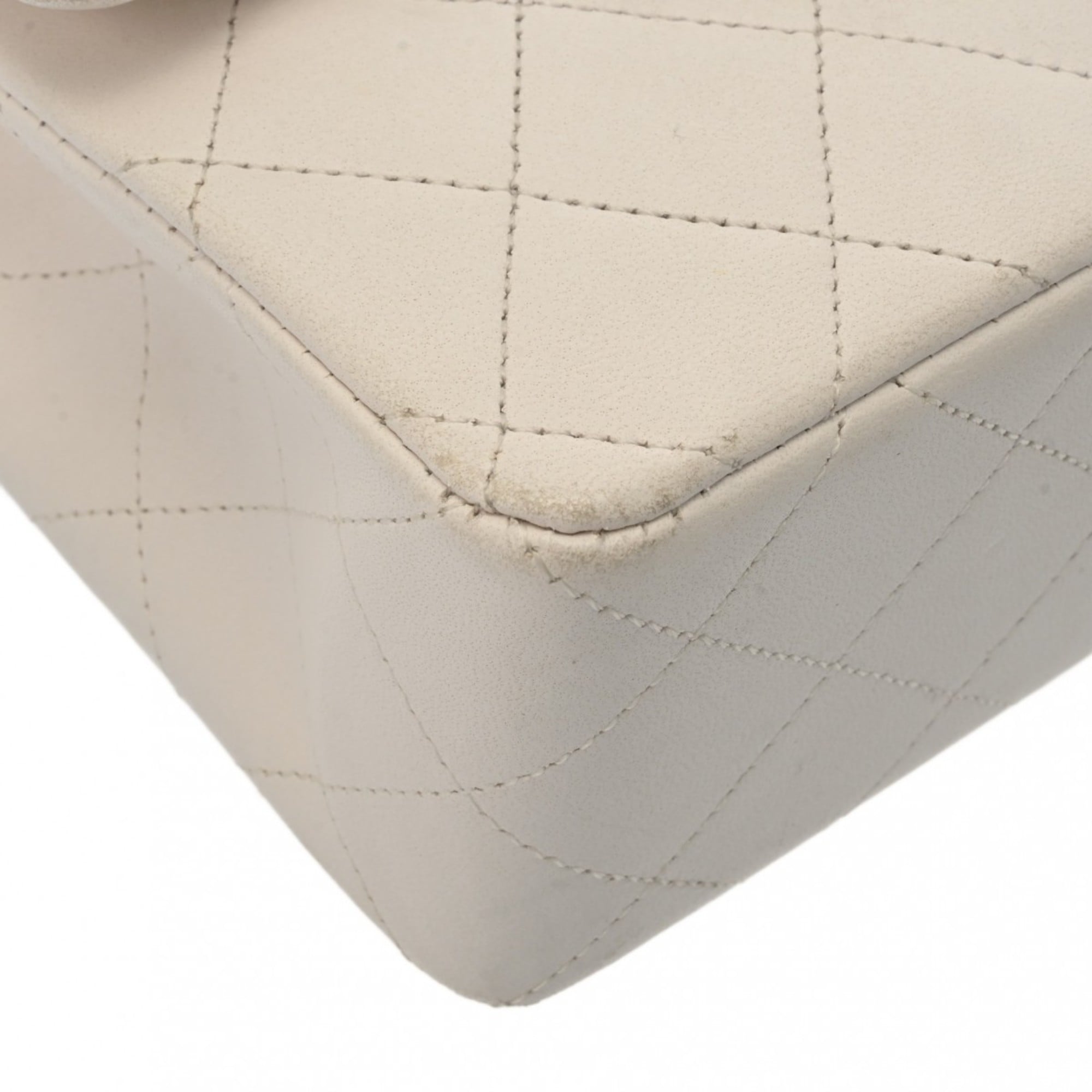 Chanel White Leather Shoulder Bag (Pre-Owned)