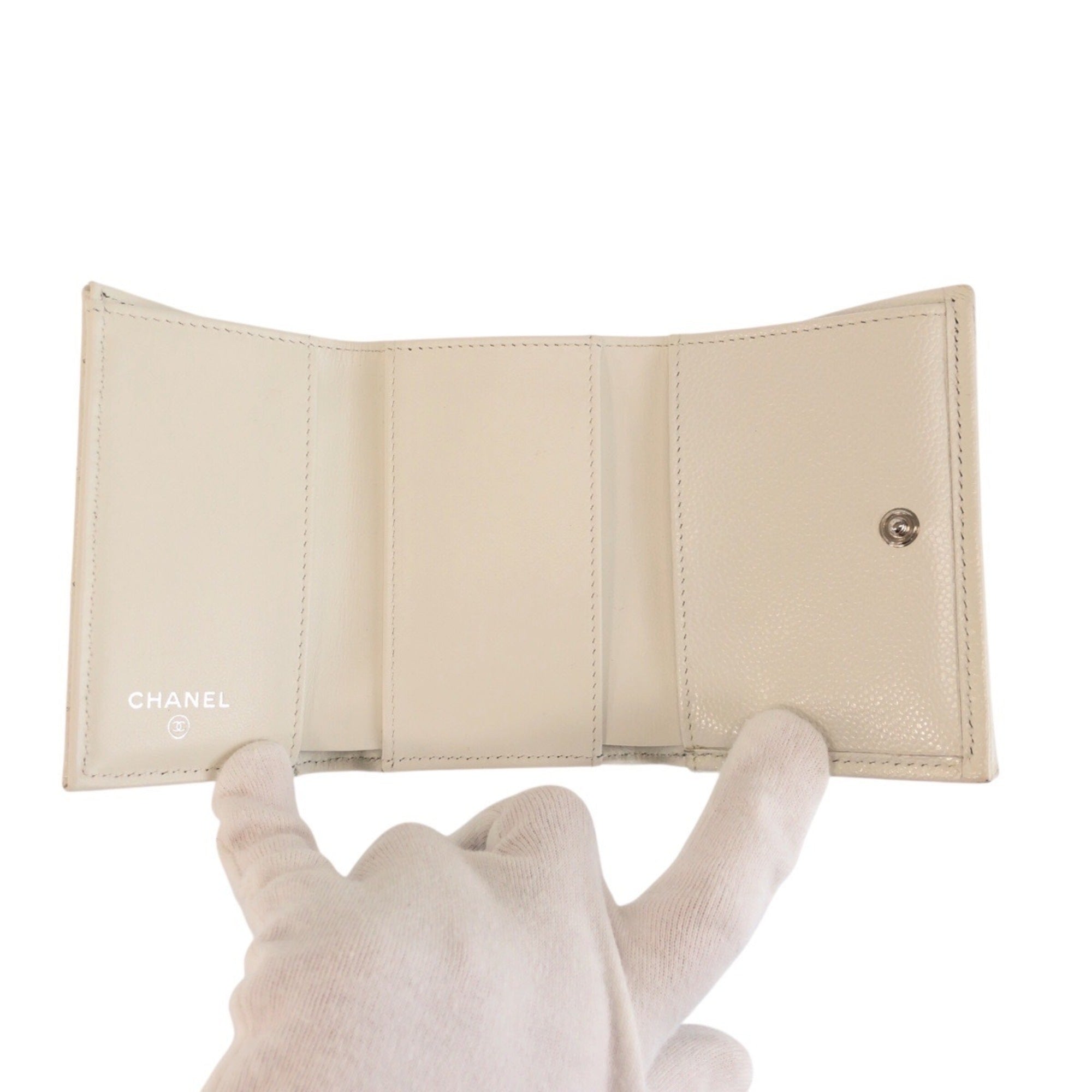Chanel White Leather Wallet (Tri-Fold) (Pre-Owned)