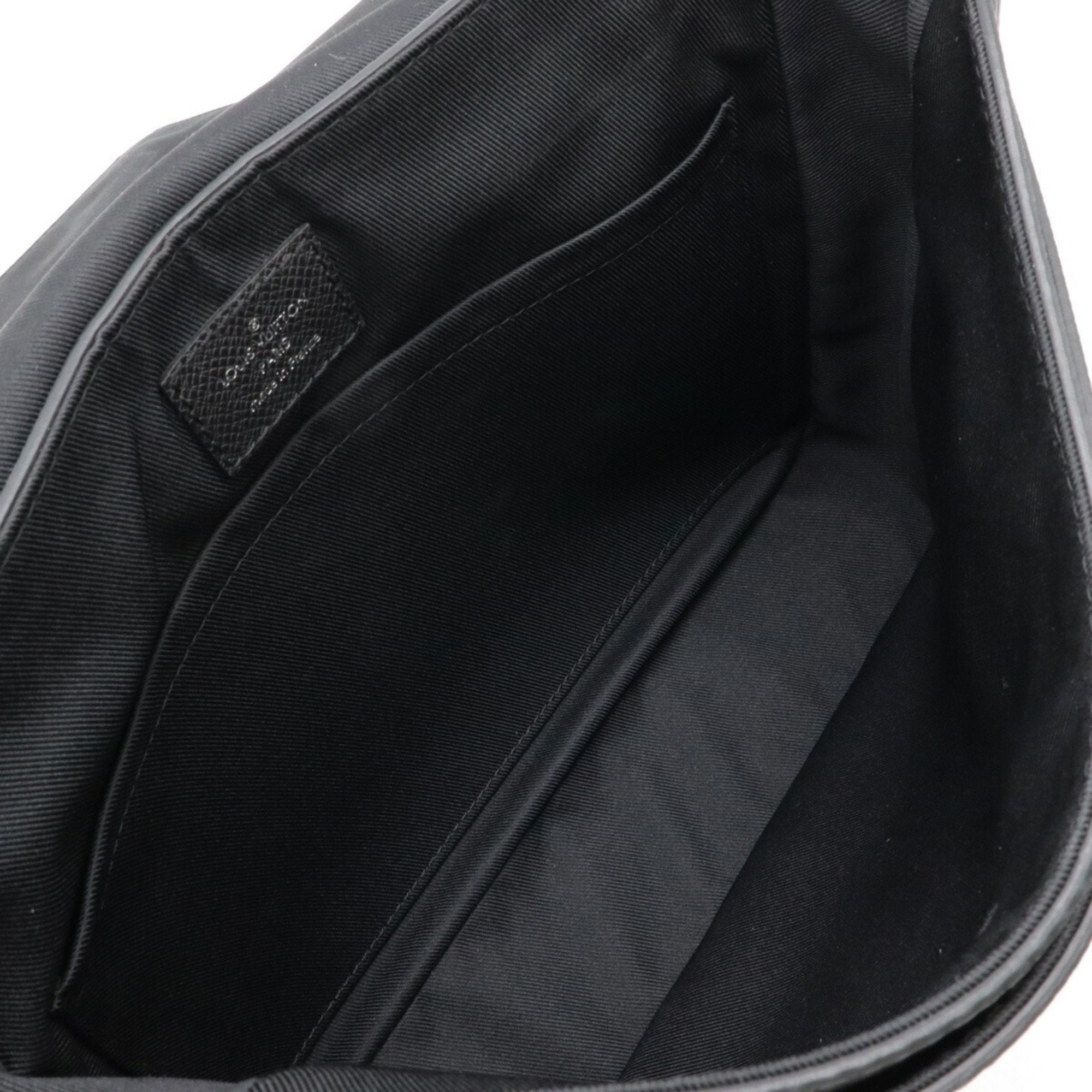 Louis Vuitton Noir Taiga Leather Shoulder Bag (Pre-Owned)