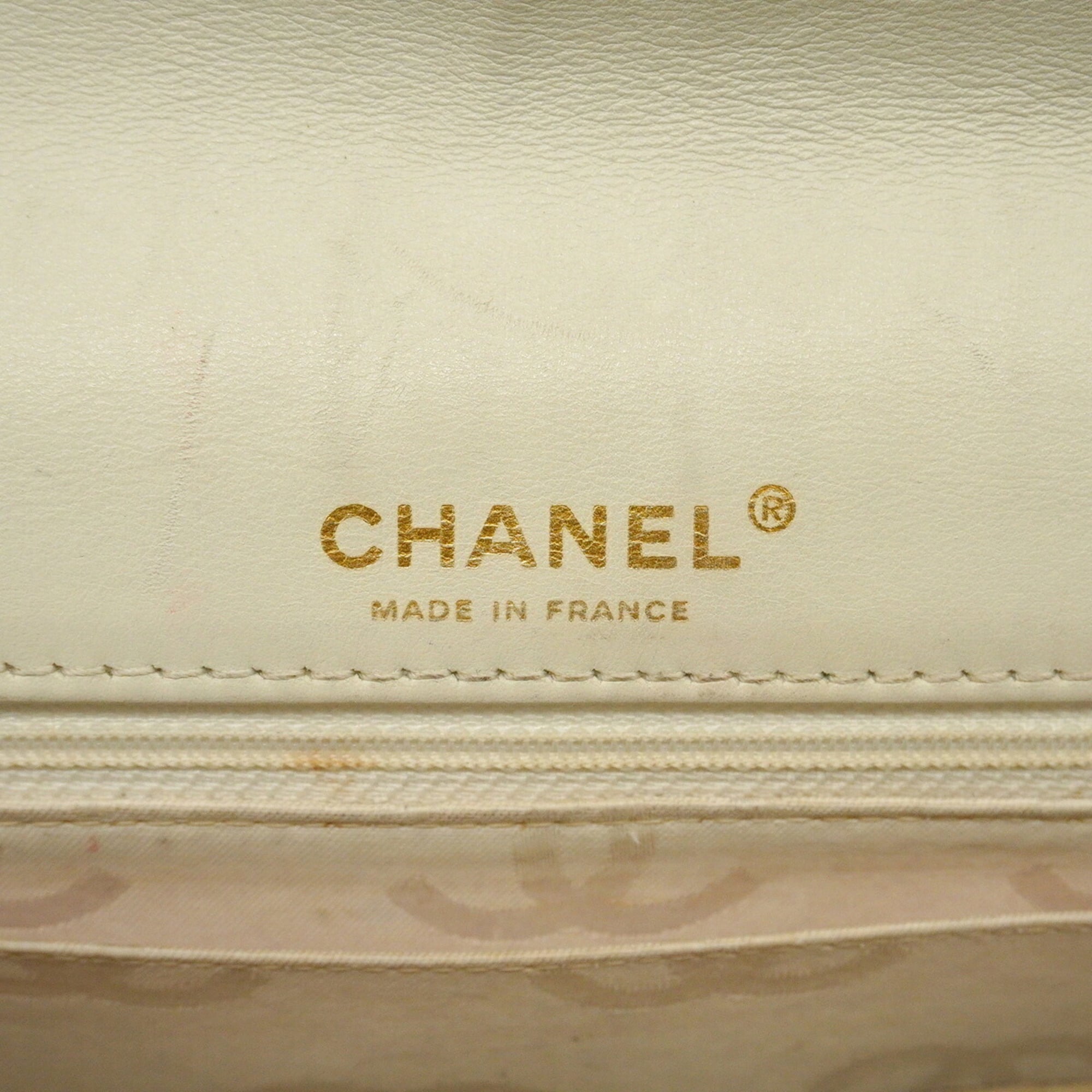 Chanel White Leather Shoulder Bag (Pre-Owned)