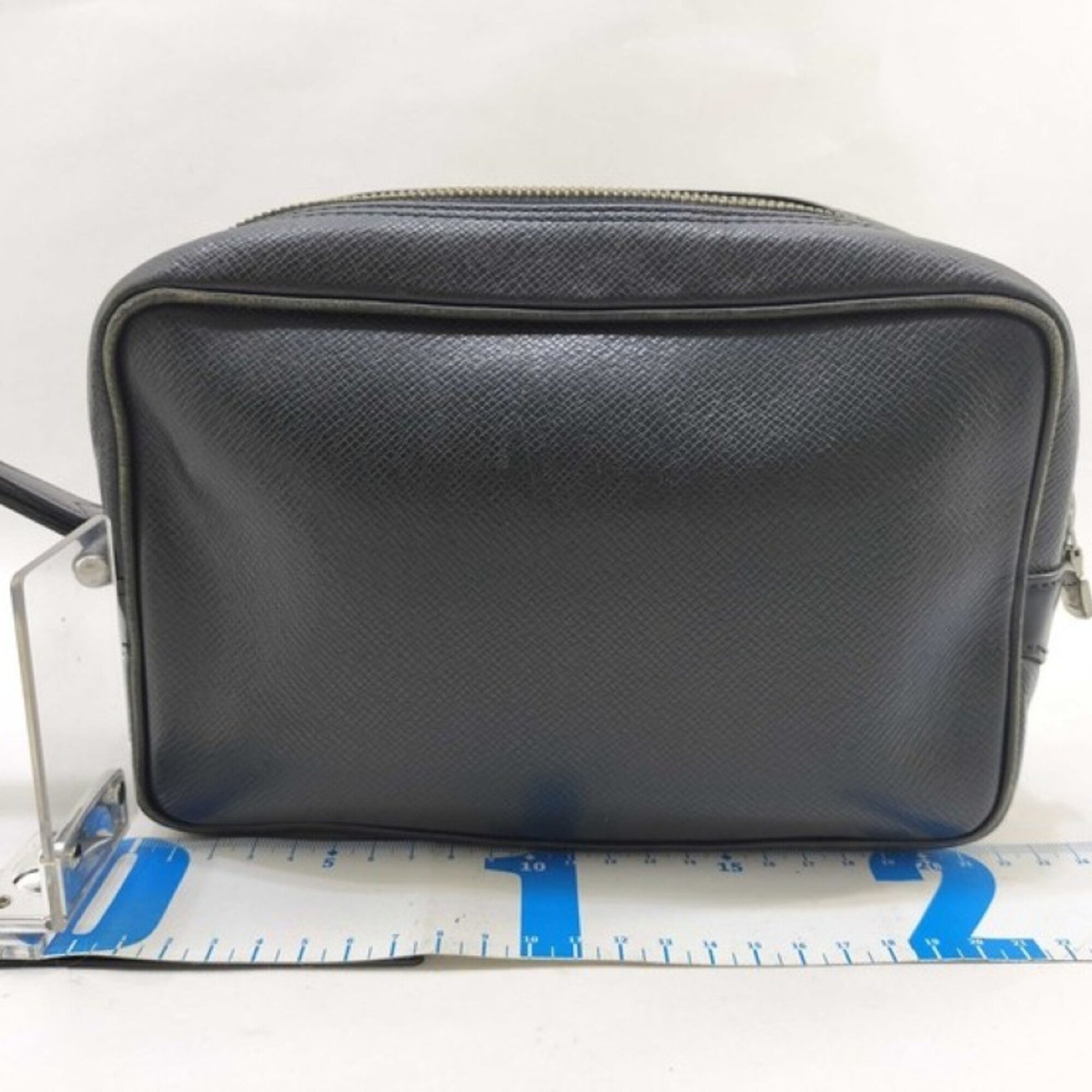 Louis Vuitton Taiga Ardoise Black Taiga Leather Handbag (Pre-Owned)