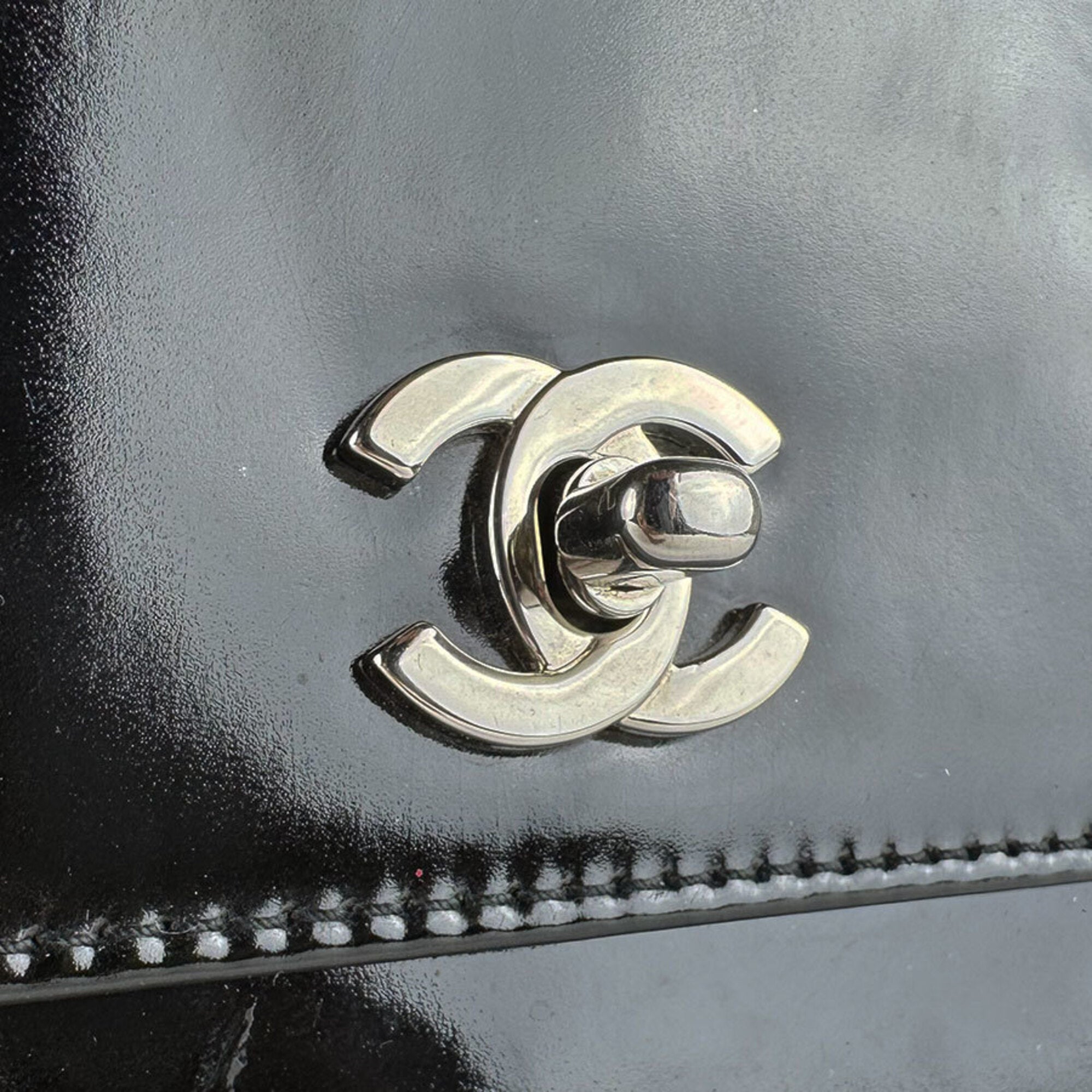 Chanel Black Patent Leather Shoulder Bag (Pre-Owned)