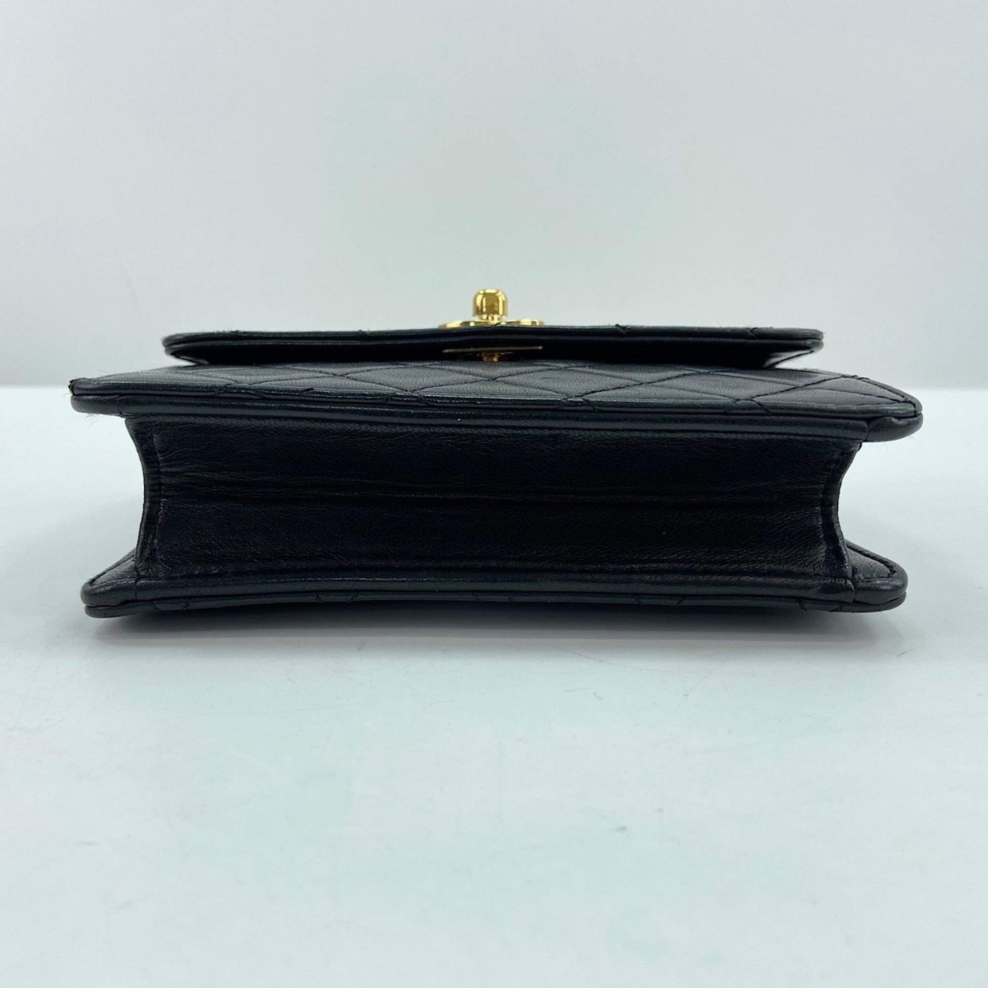 Chanel Black Leather Shoulder Bag (Pre-Owned)
