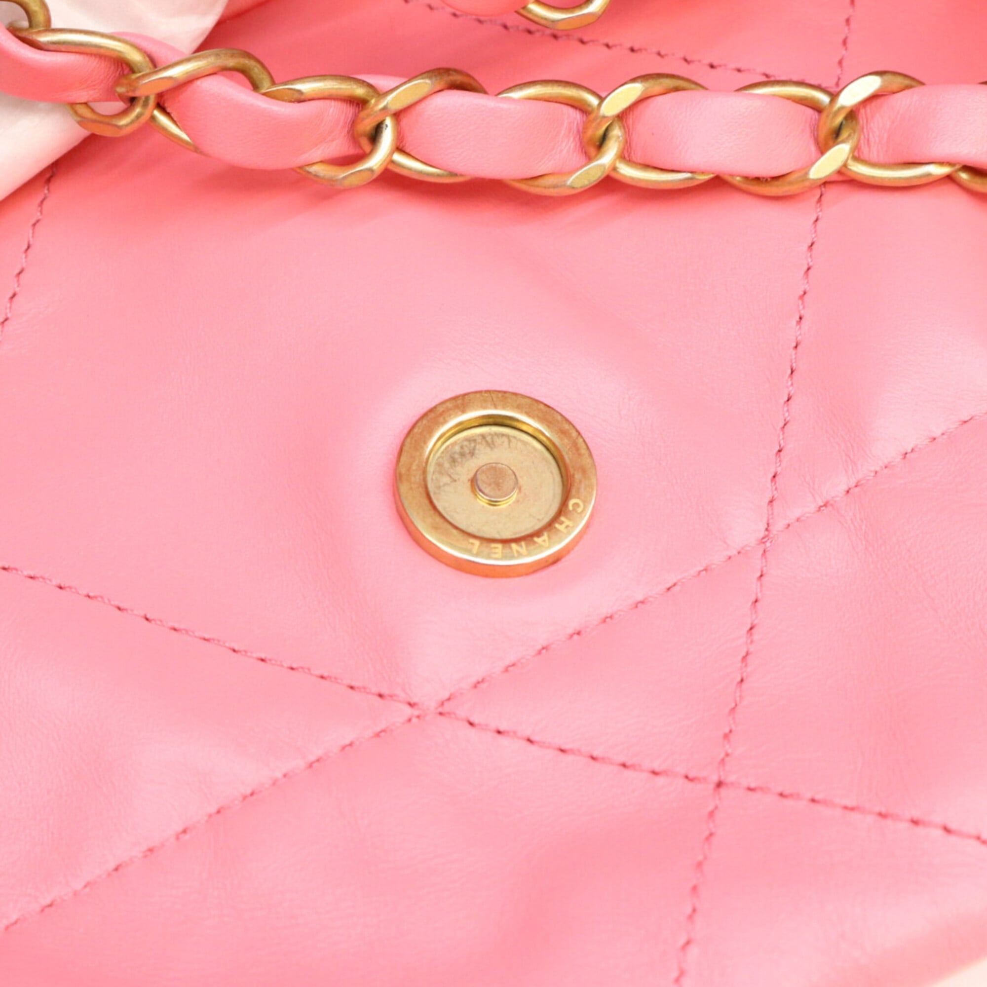 Chanel Pink Leather Shoulder Bag (Pre-Owned)