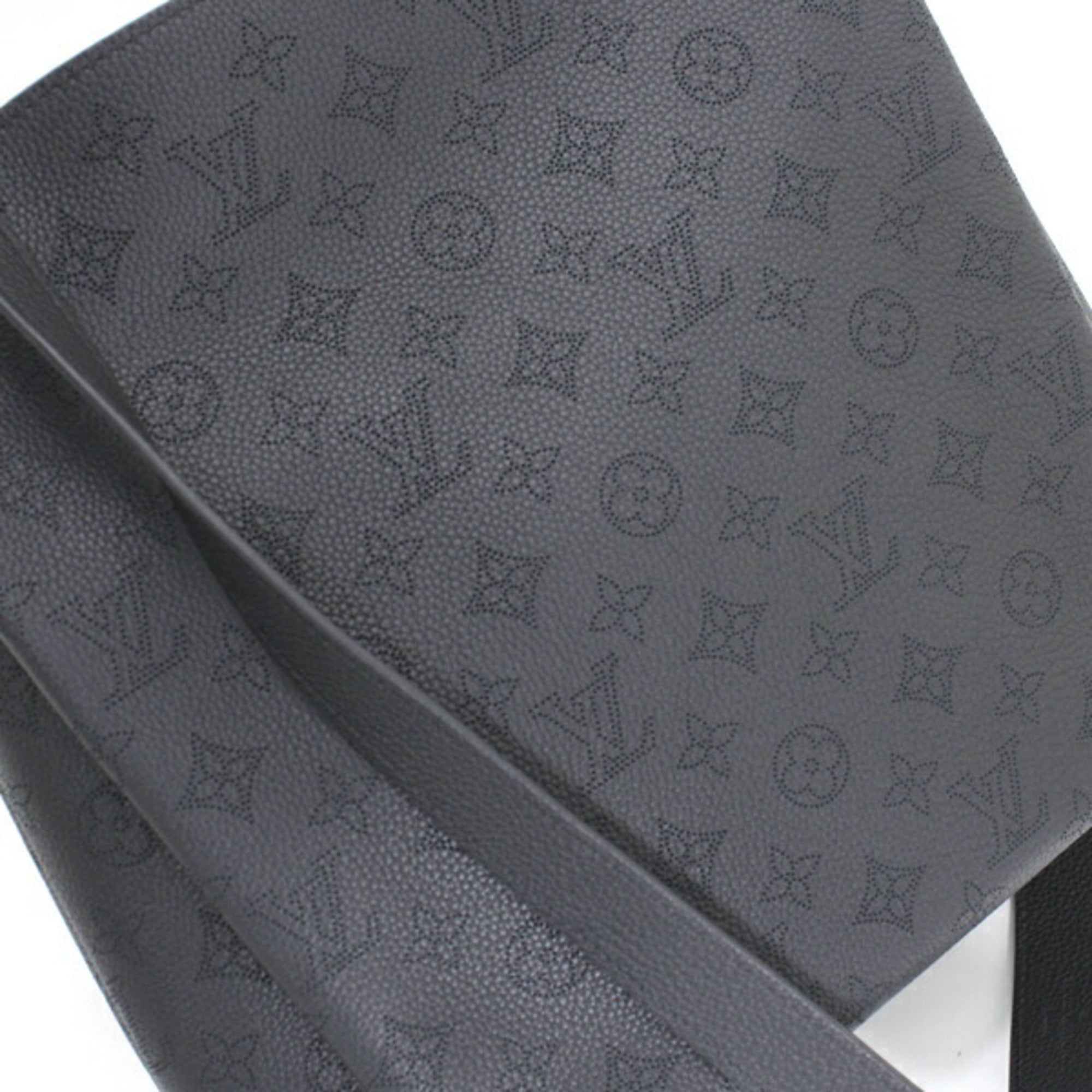 Louis Vuitton Black Mahina Leather Handbag Shoulder Bag (Pre-Owned)