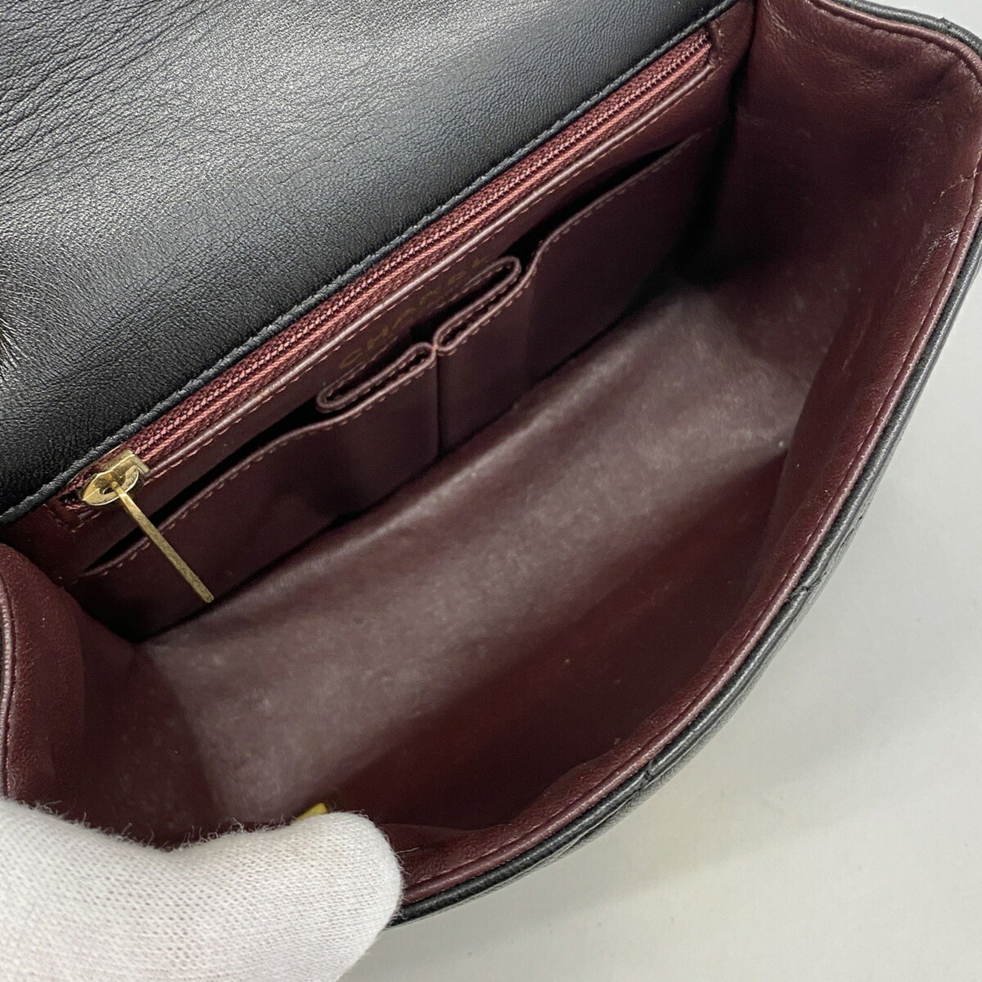Chanel Black Leather Shoulder Bag (Pre-Owned)