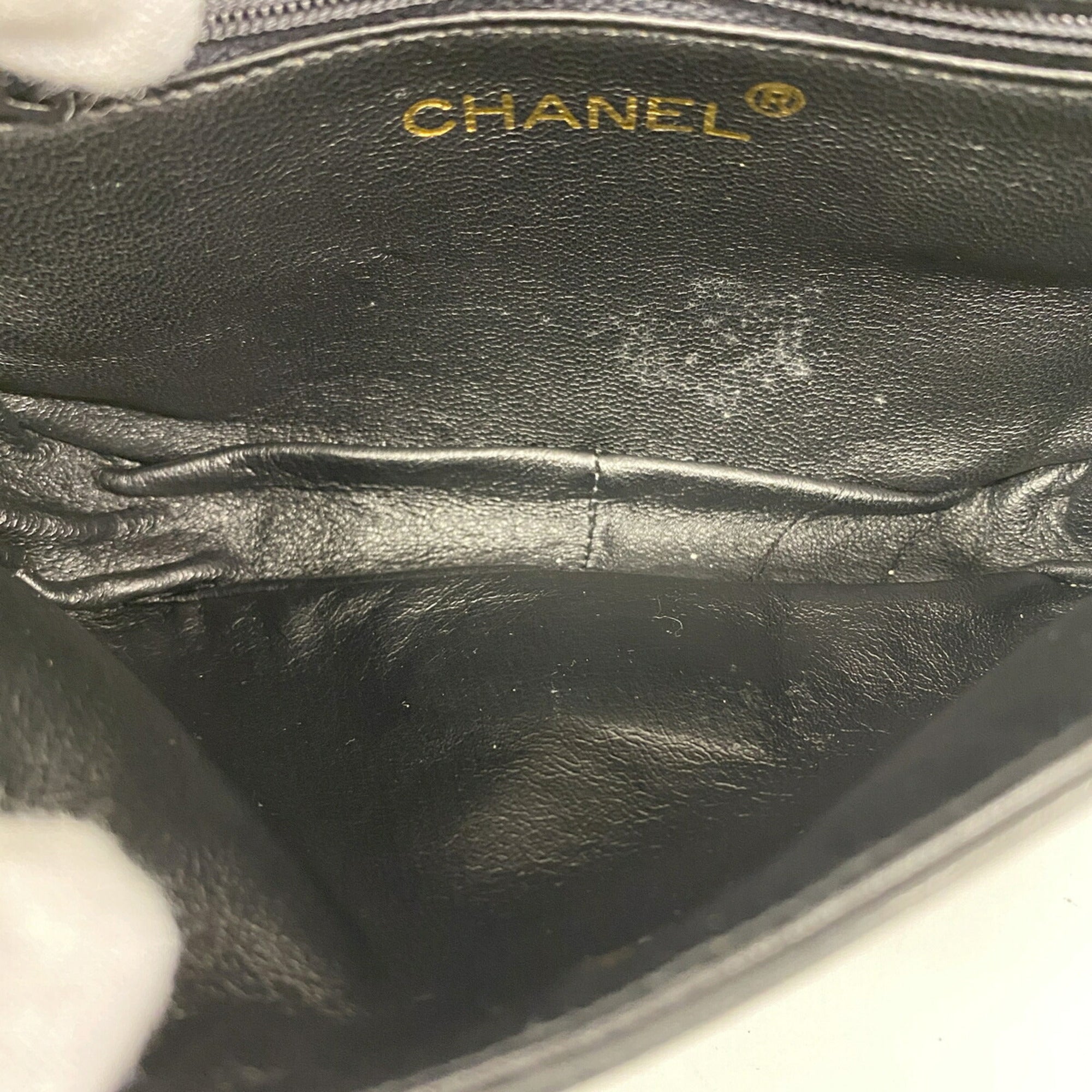 Chanel Black Leather Shoulder Bag (Pre-Owned)