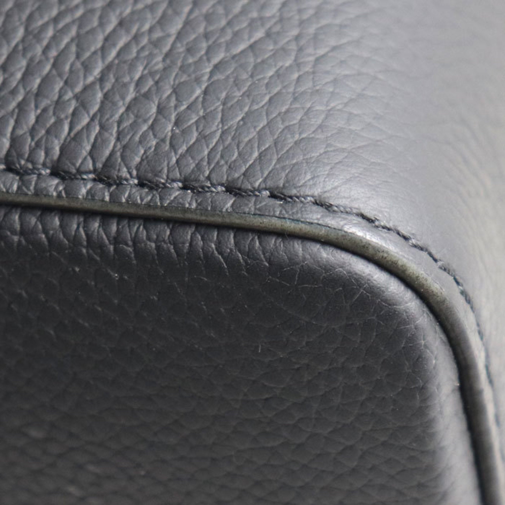 Louis Vuitton Black Leather Shoulder Bag (Pre-Owned)