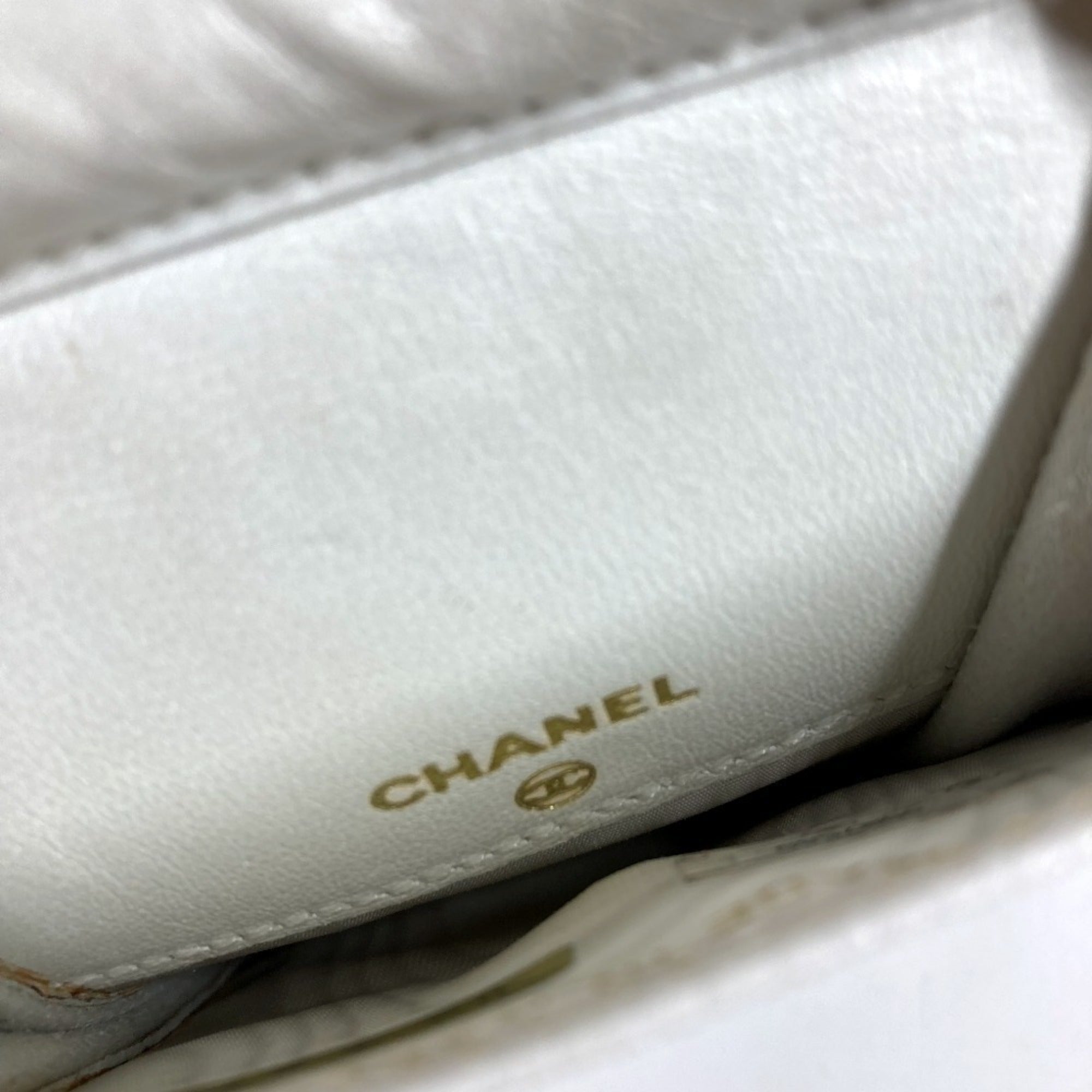 Chanel White Grained Calfskin Phone Wallet (Pre-Owned)