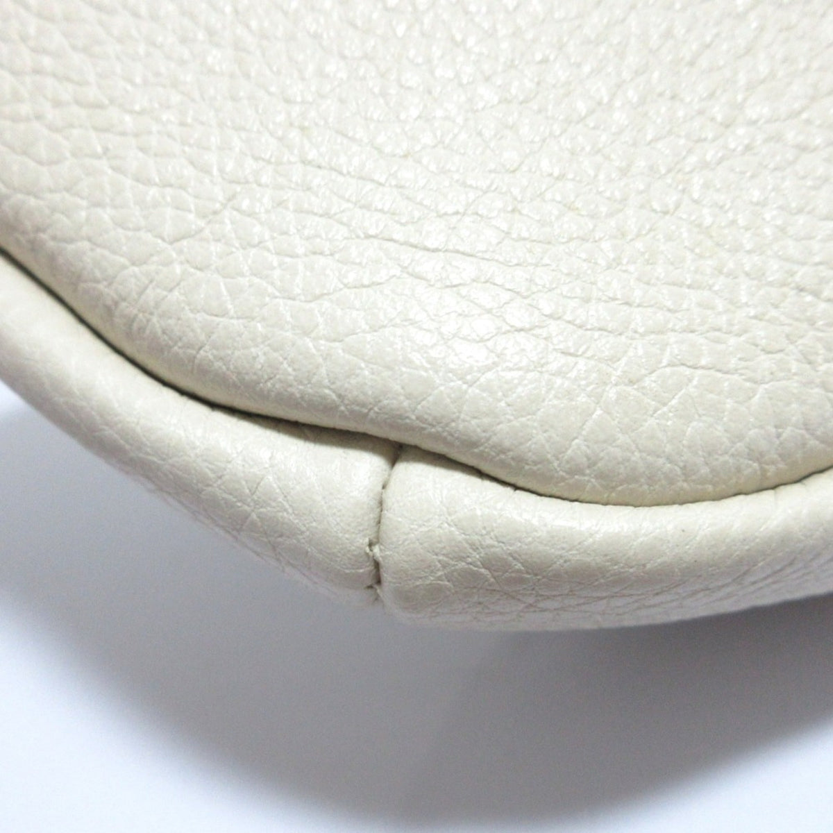 Gucci Off-White Leather Sling Bag (Pre-Owned)