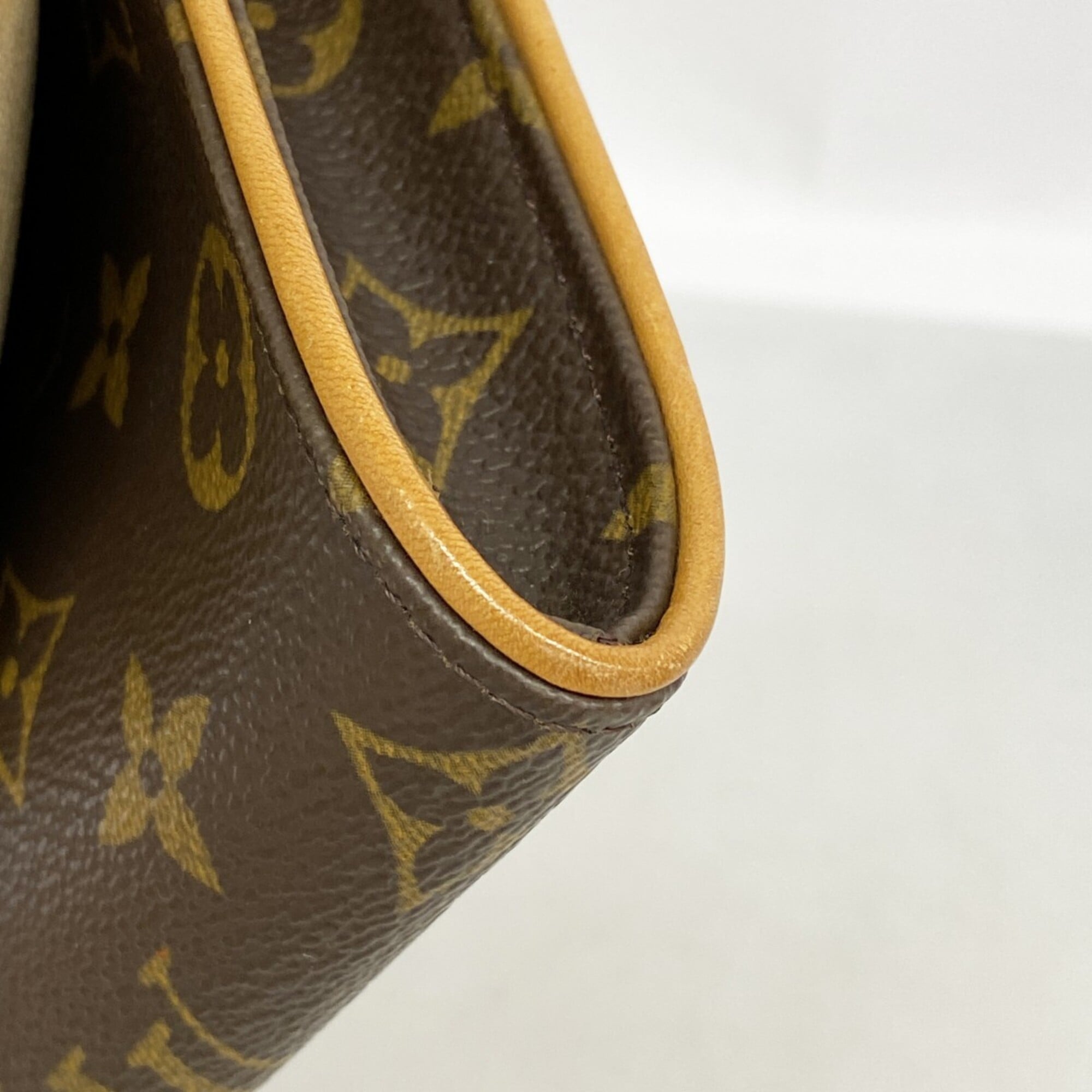 Louis Vuitton Brown Shoulder Bag (Pre-Owned)