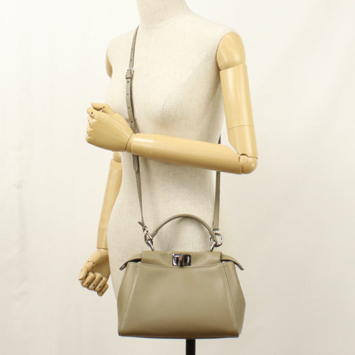 Fendi Beige Leather Handbag (Pre-Owned)