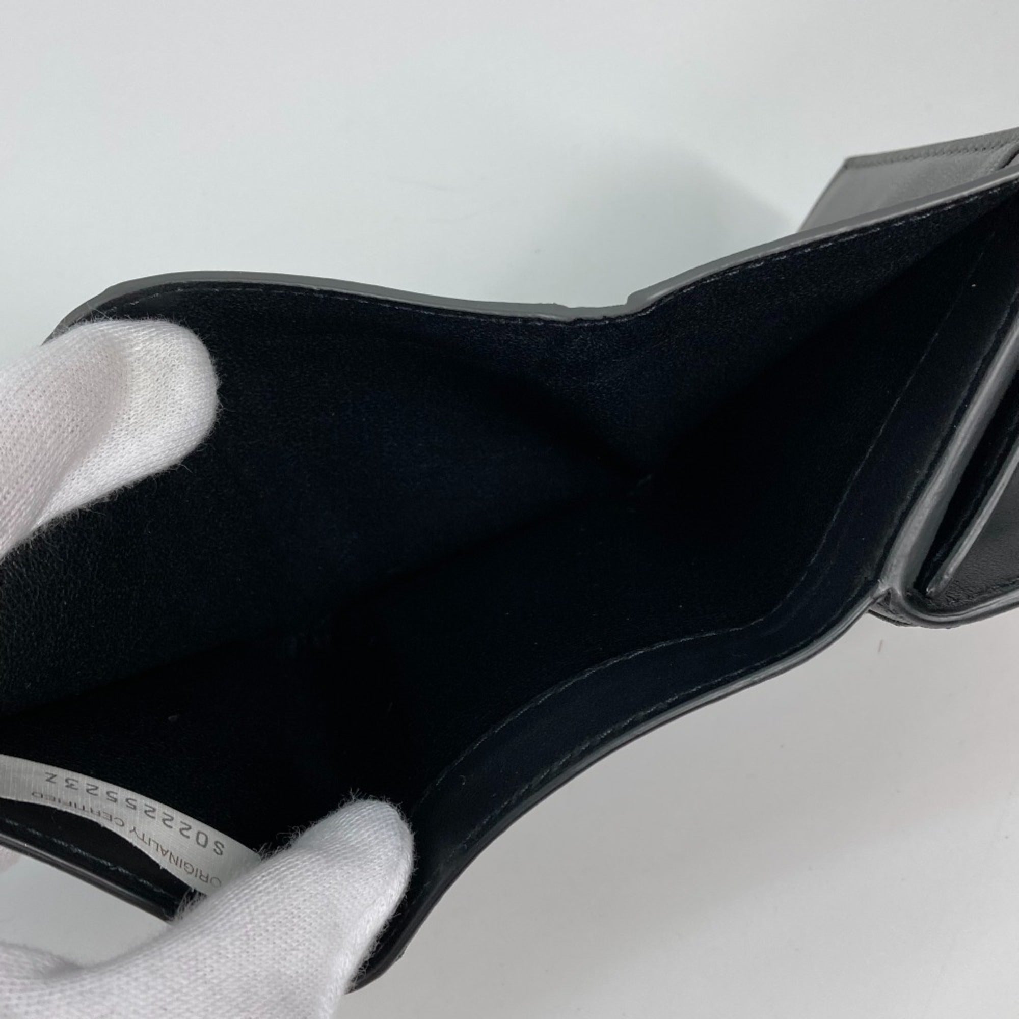 Bottega Veneta Black Leather Wallet (Tri-Fold) (Pre-Owned)